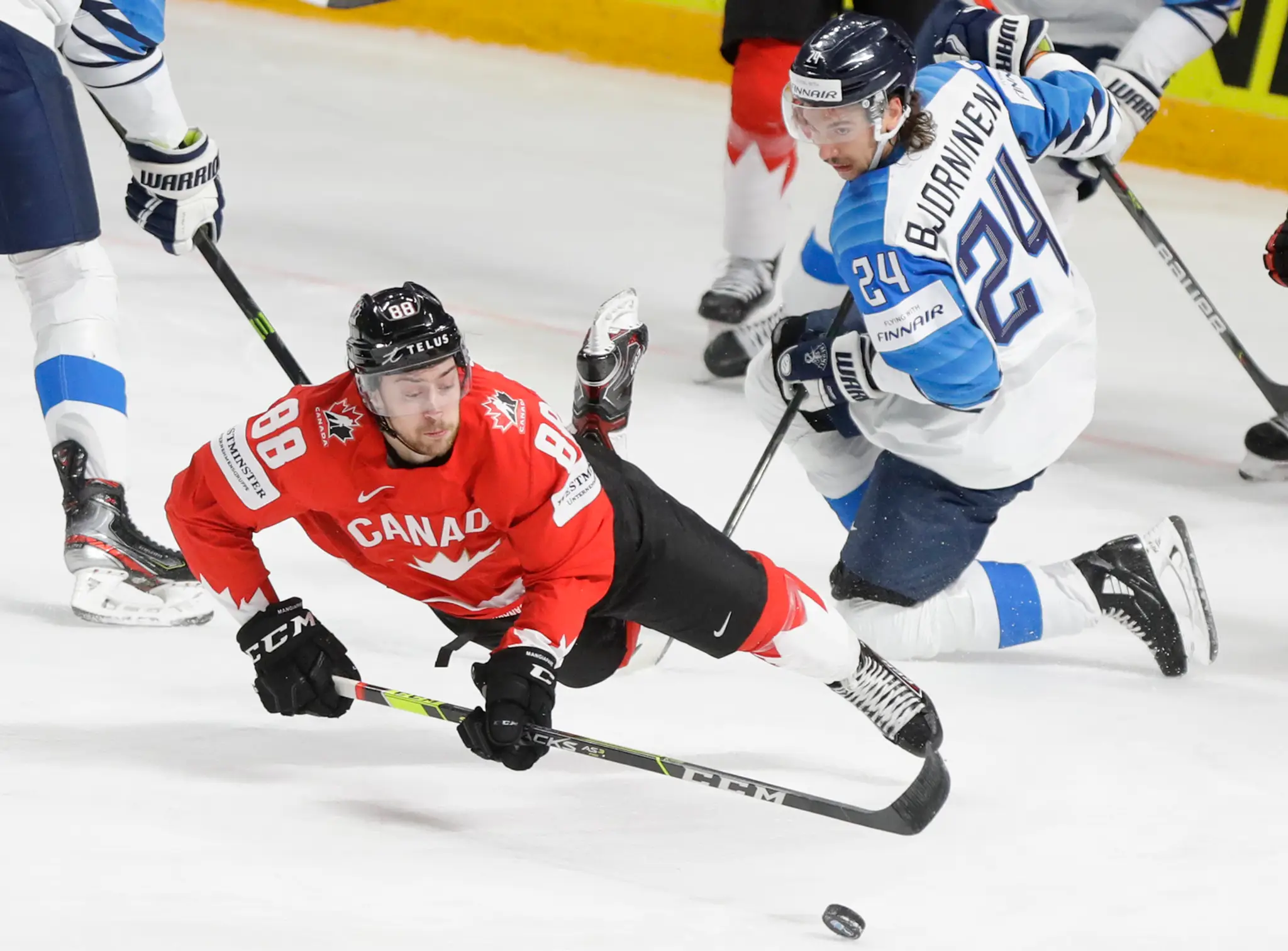 Zľava Kanaďan Andrew Mangiapane a Fín Hannes Bjorninen v dueli na MS 2021.