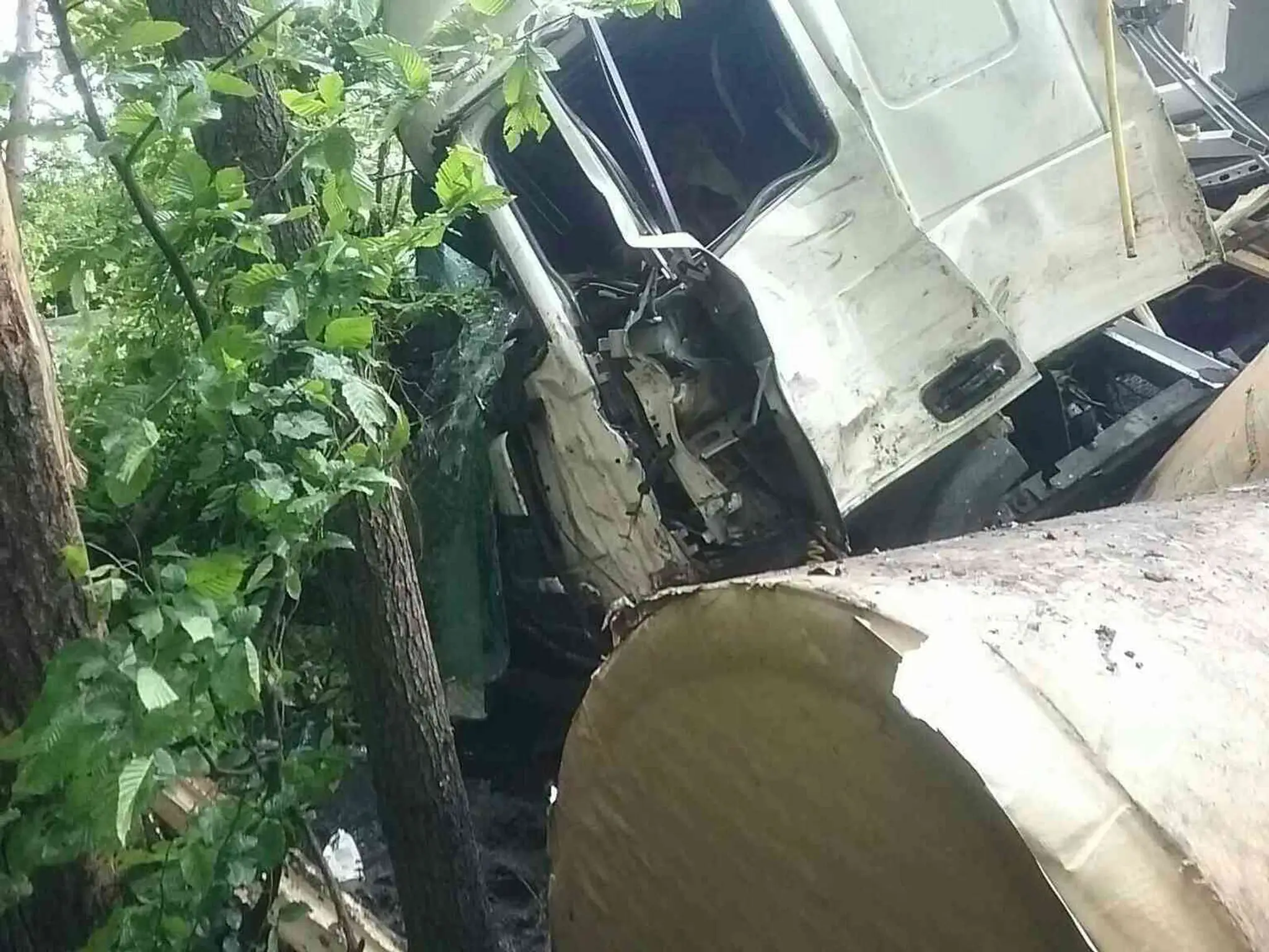Vodič poľského kamióna havaroval v Krupine, zostal zakliesnený v kabíne