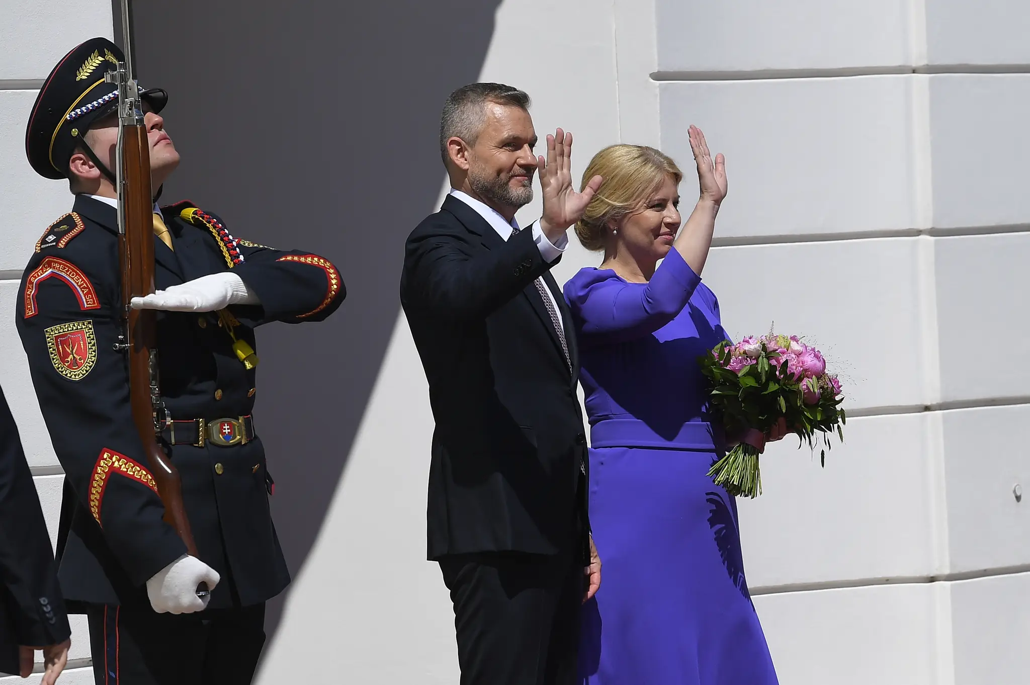 Slávnostné odovzdanie paláca a prehliadka stráže.