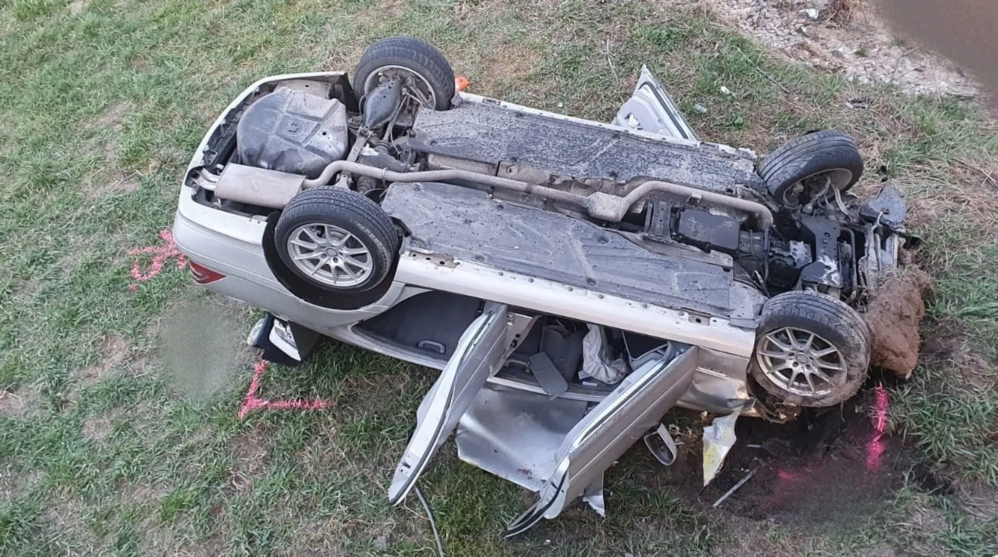 Auto spadlo z mosta z osemmetrovej výšky.