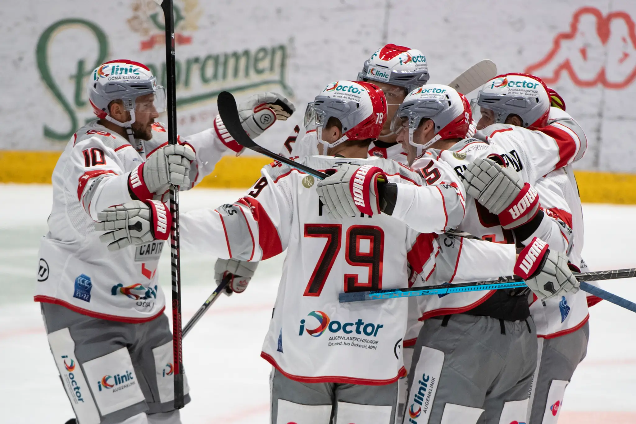 Hráči Bratislavy Capitals po strelení gólu.