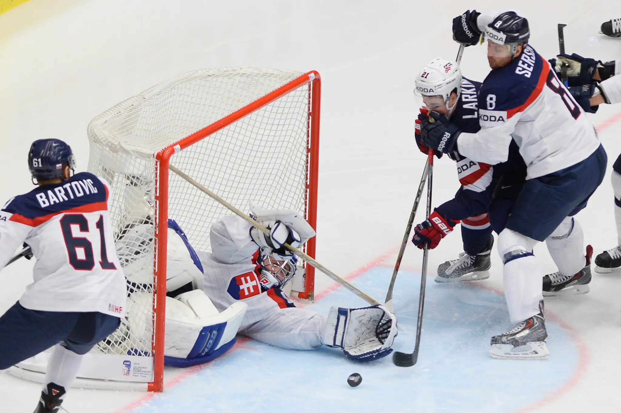 Zľava Milan Bartovič (Slovensko), brankár Ján Laco (Slovensko), Dylan Larkin (USA) a Michal Sersen (Slovensko) 