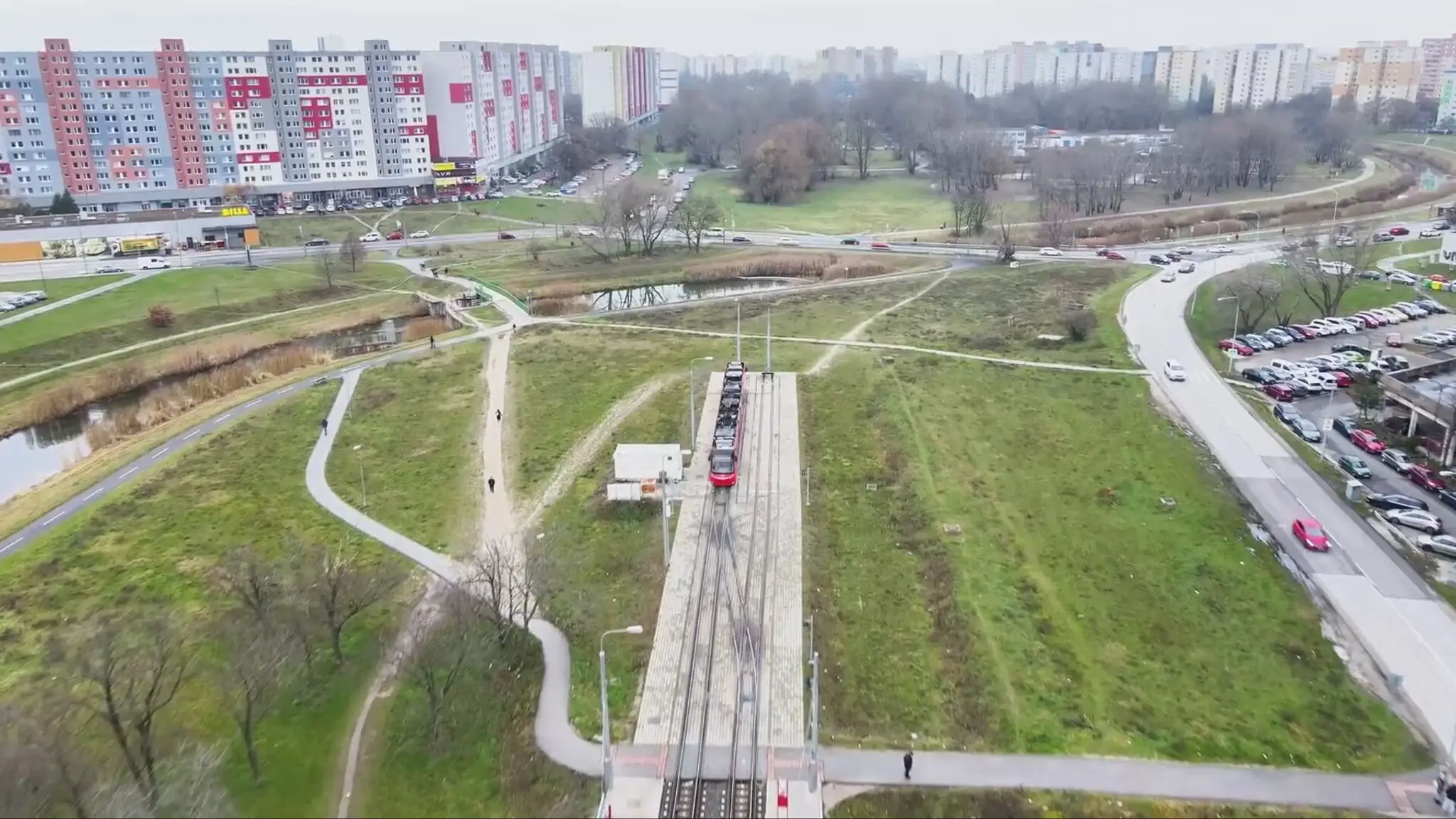Petržalčania sa už v nedeľu prevezú novou električkovou traťou