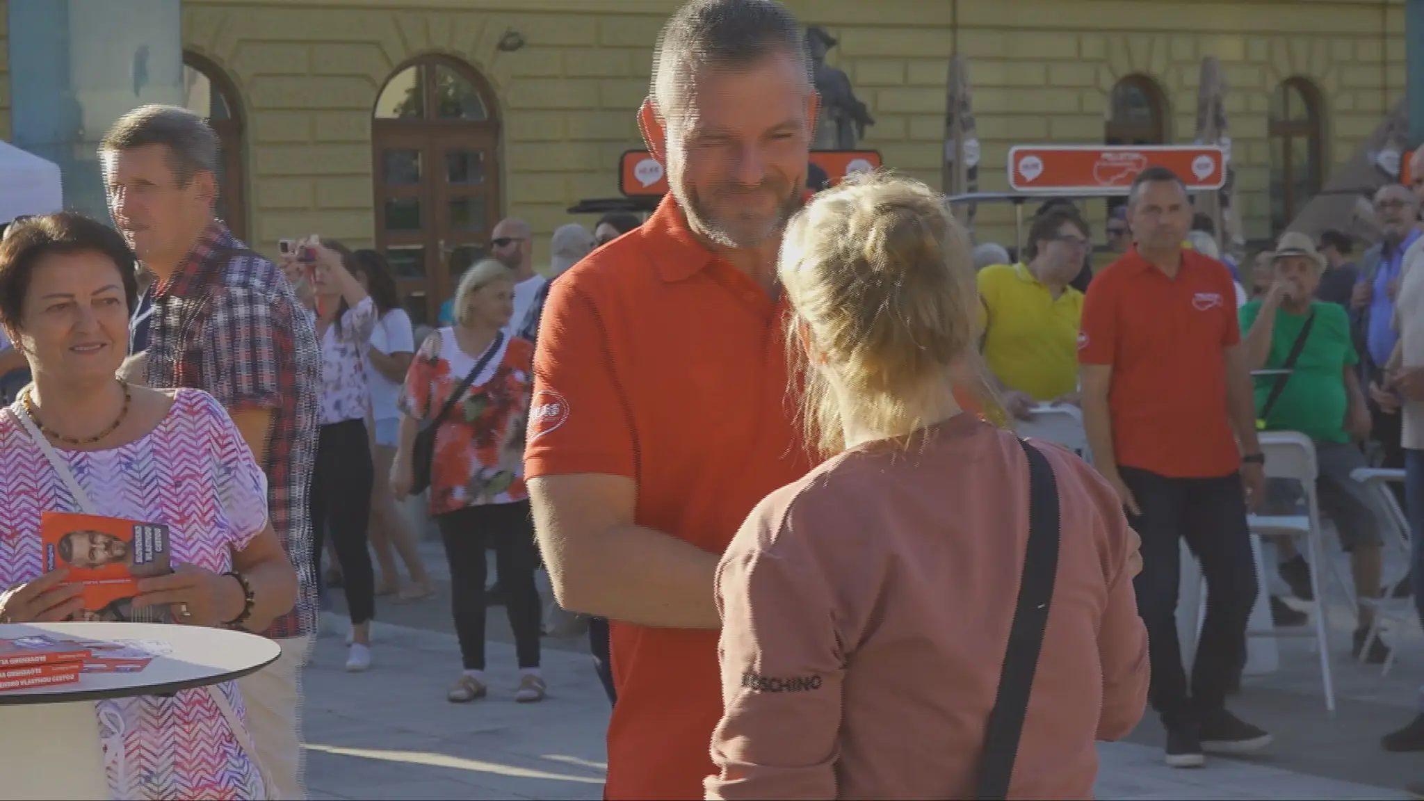 Hlas zbieral peniaze aj od ľudí.