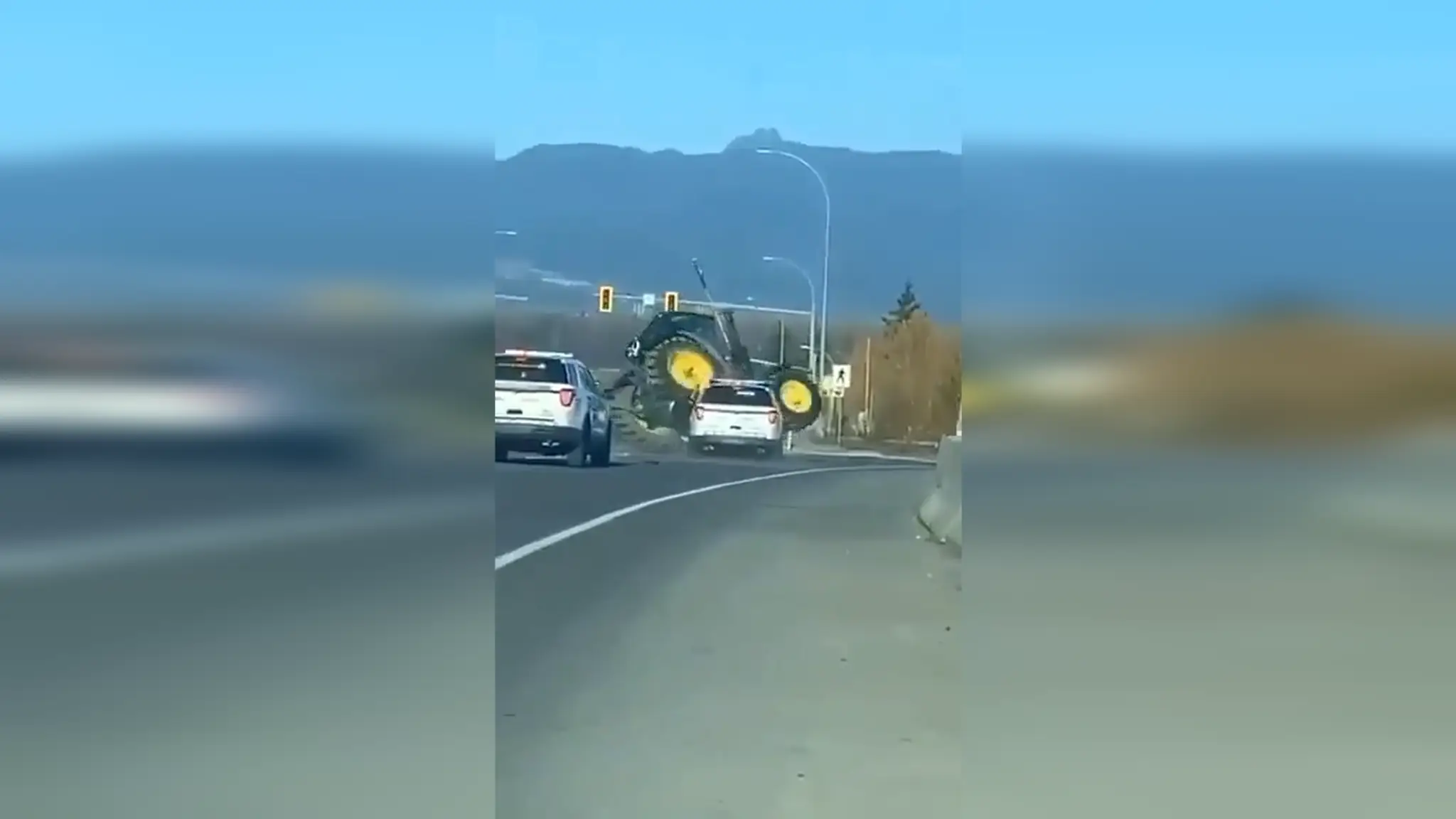 Traktor zastavili s pomocou drsného manévru.
