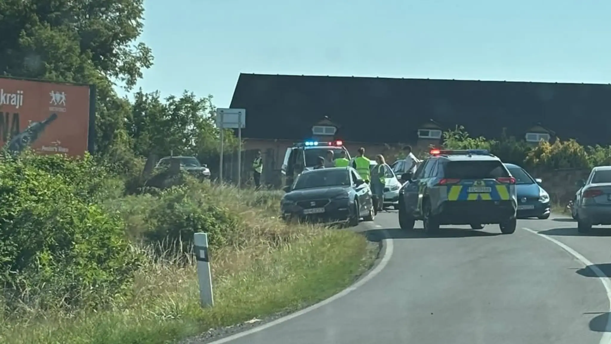 Hromadná zrážka áut pri Veľkom Krtíši.