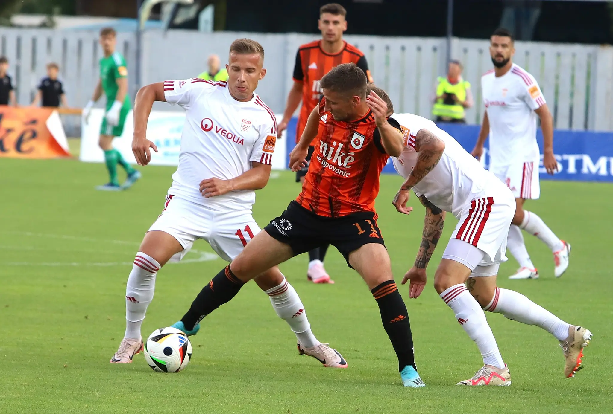 Zľava Martin Rymanenko (Banská Bystrica) a Samuel Lavrinčík (Ružomberok) bojujú o loptu v 1. kole Niké ligy.
