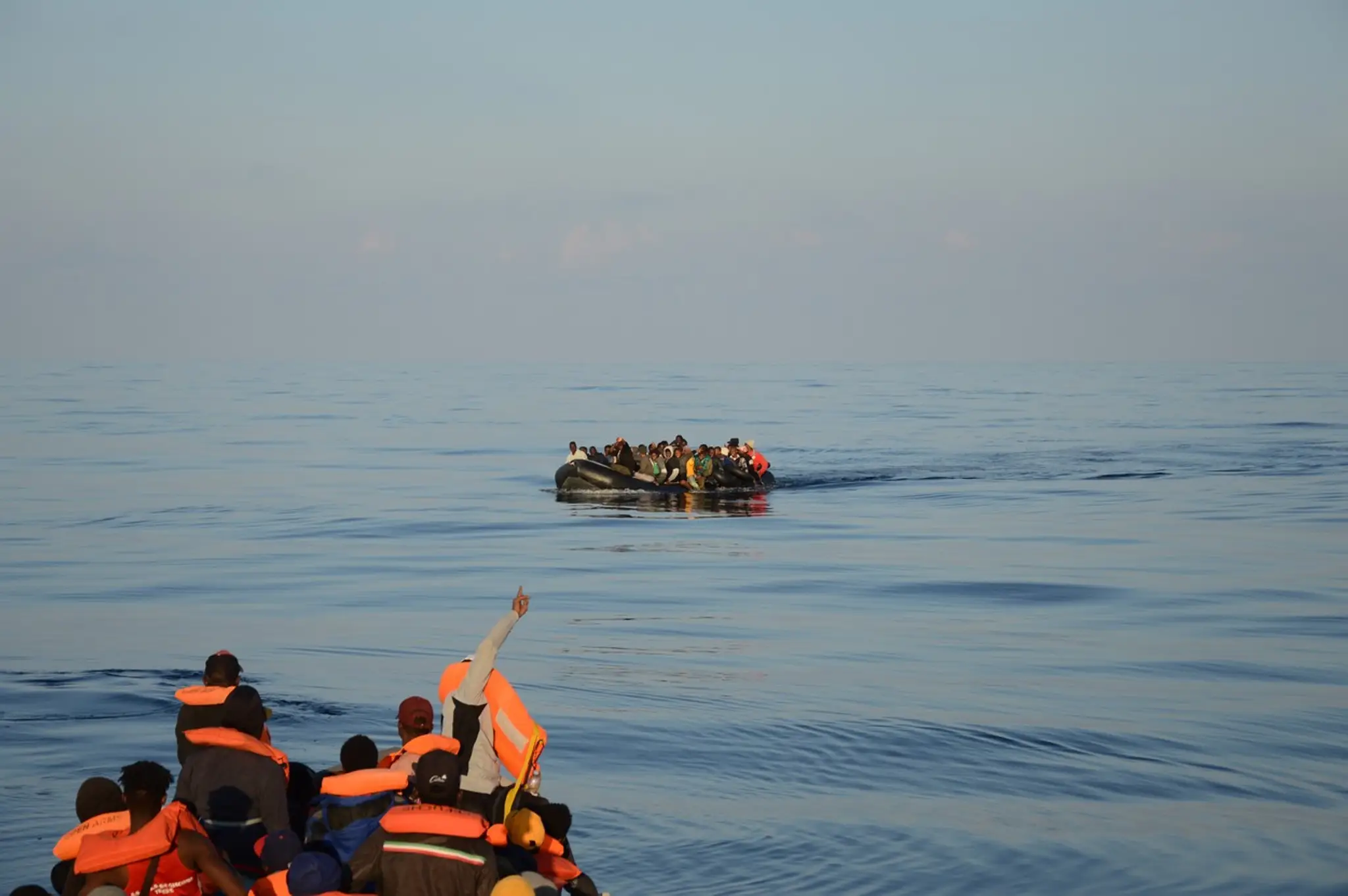 Imigranti prichádzajúci na Lampedusu.