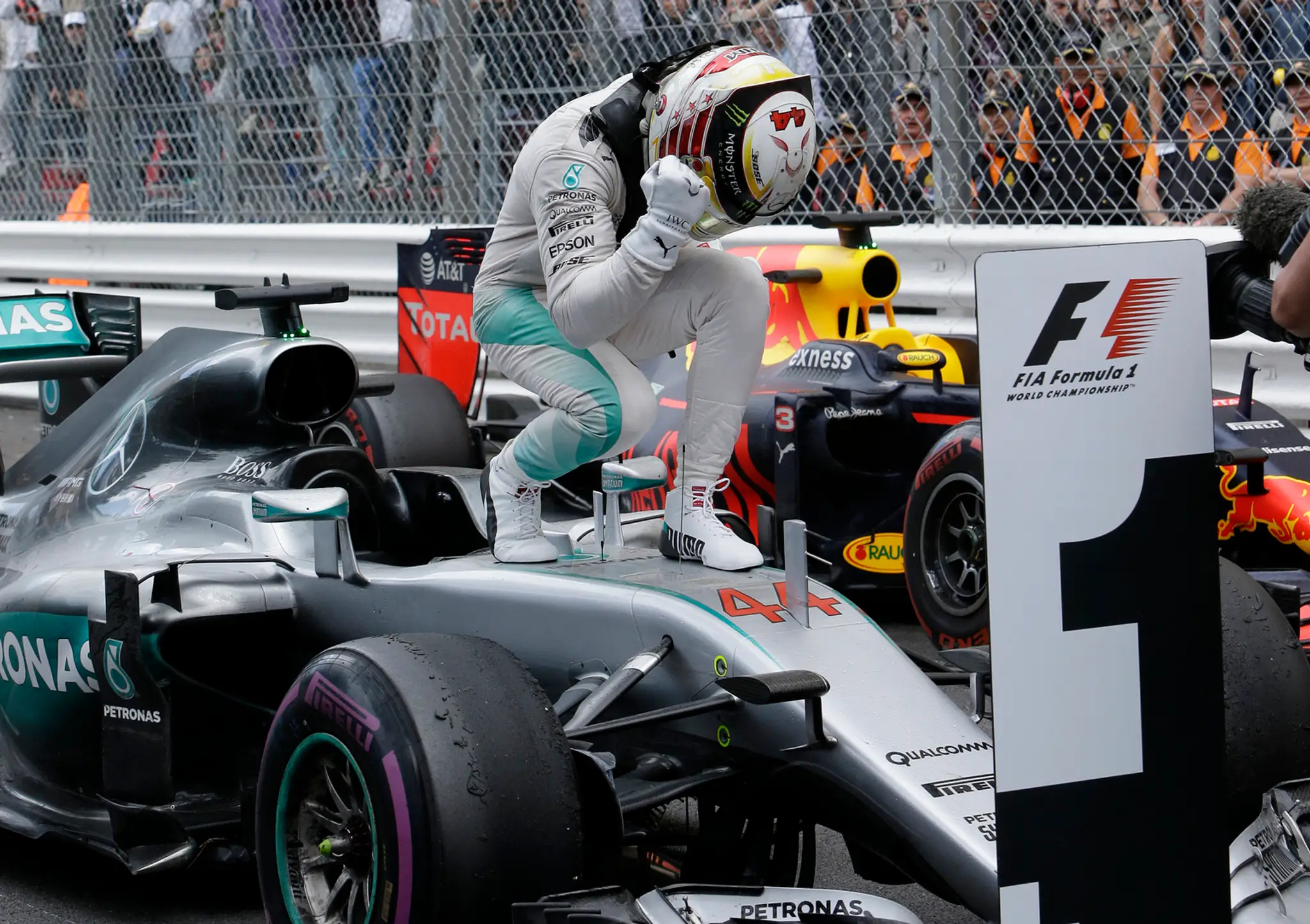 Lewis Hamilton sa teší po triumfe na Veľkej cene Monaka.