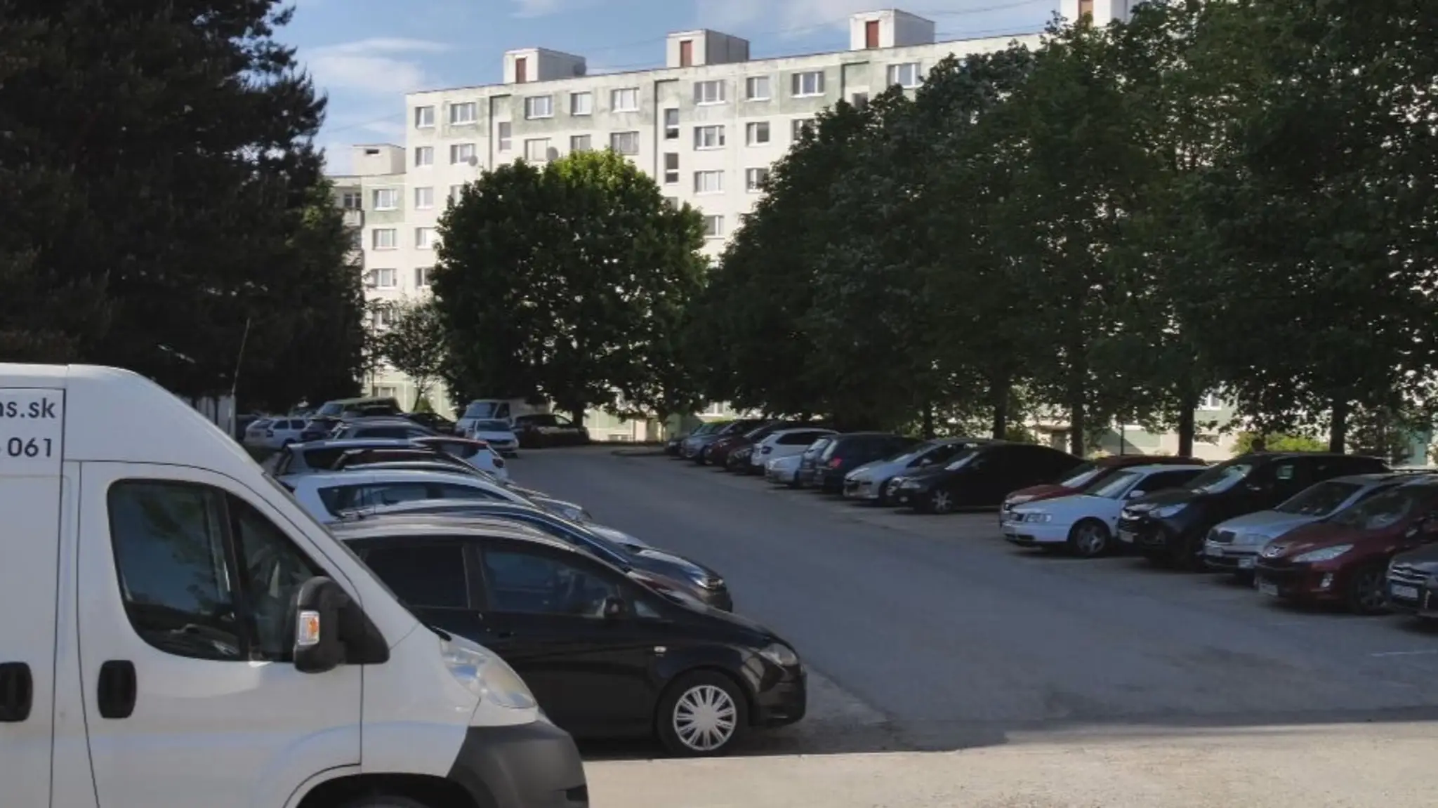 Parkovanie na sídlisku Hájik chcú spoplatniť. 