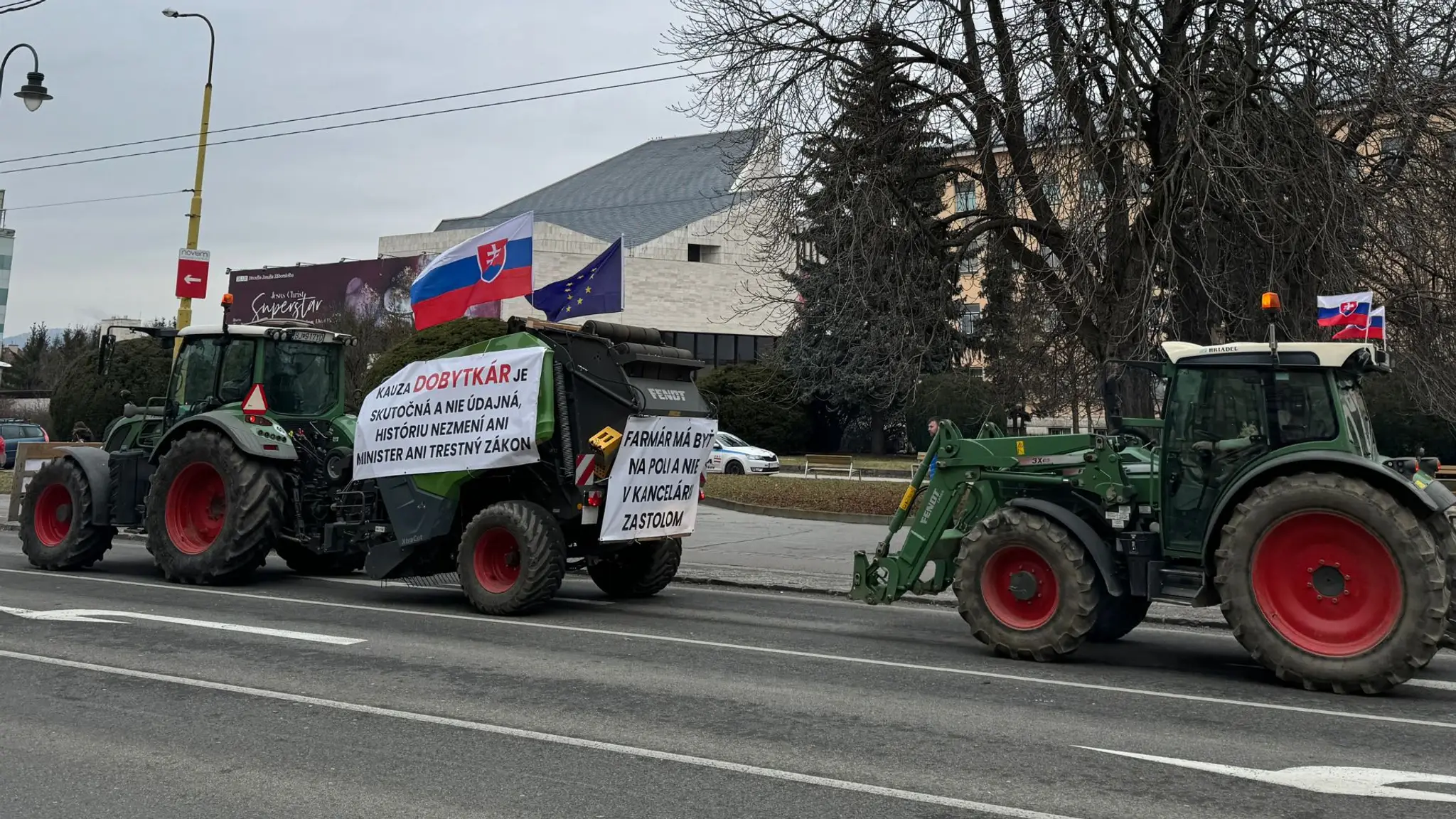 Slovenskí poľnohospodári protestujú.