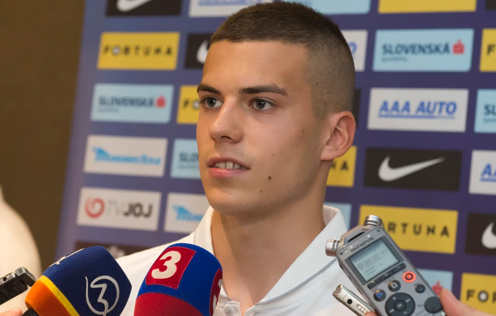 Slovenský futbalový reprezentant László Bénes v rozhovore s novinármi po príchode na reprezentačný zraz.