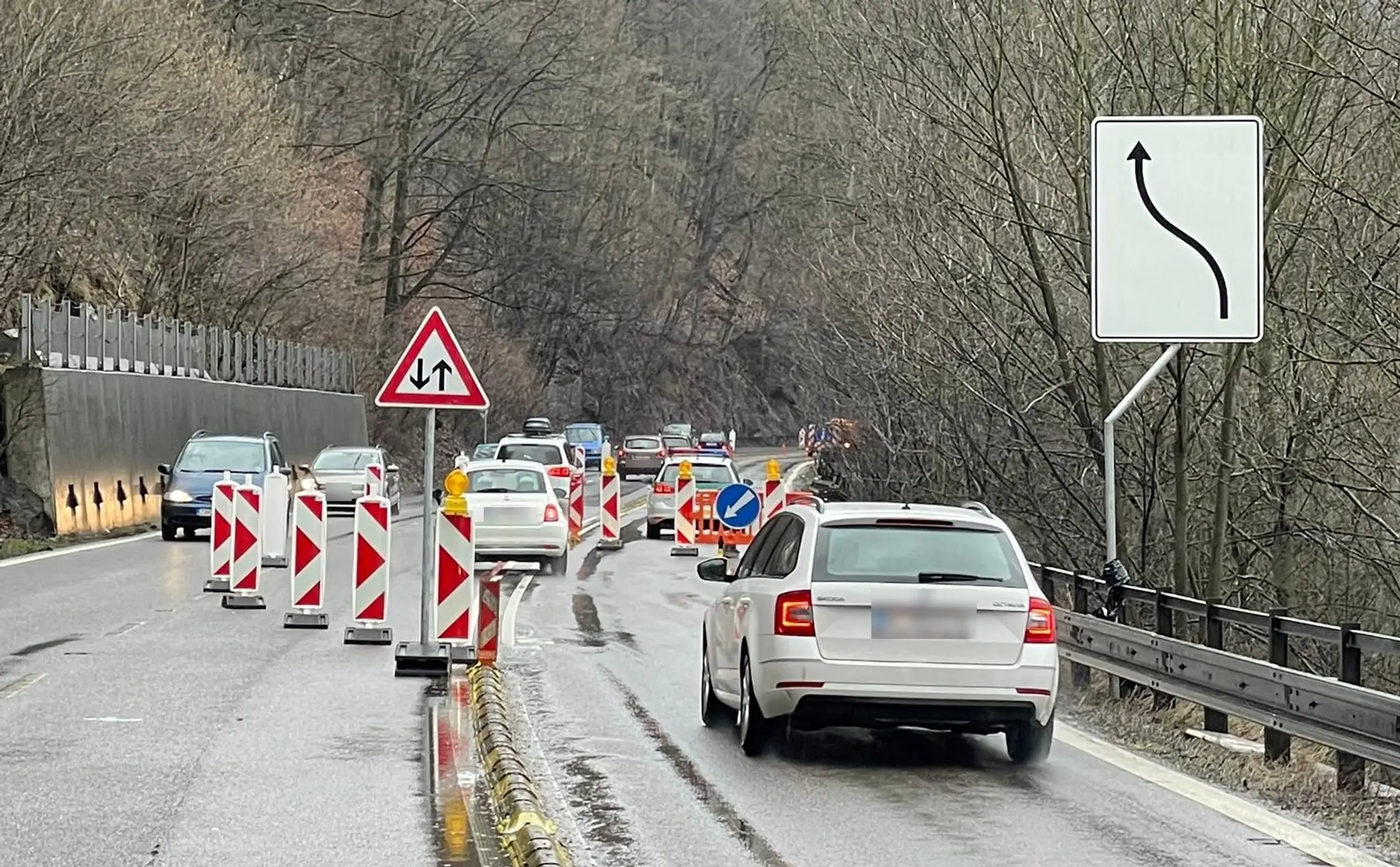 Zúžená cesta pod Strečnom.