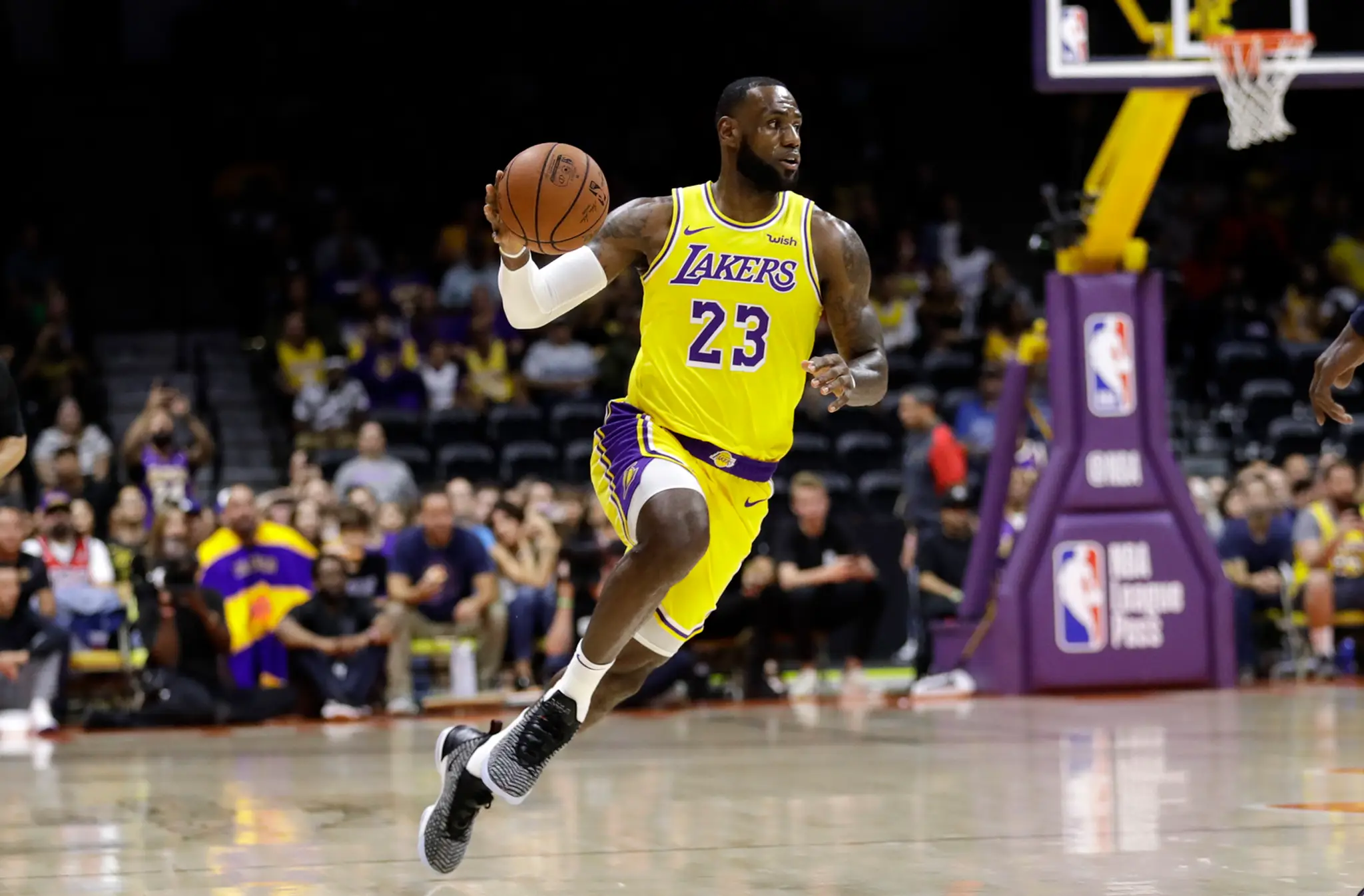 LeBron James v drese LA Lakers počas zápasu proti Denver Nuggets..jpg