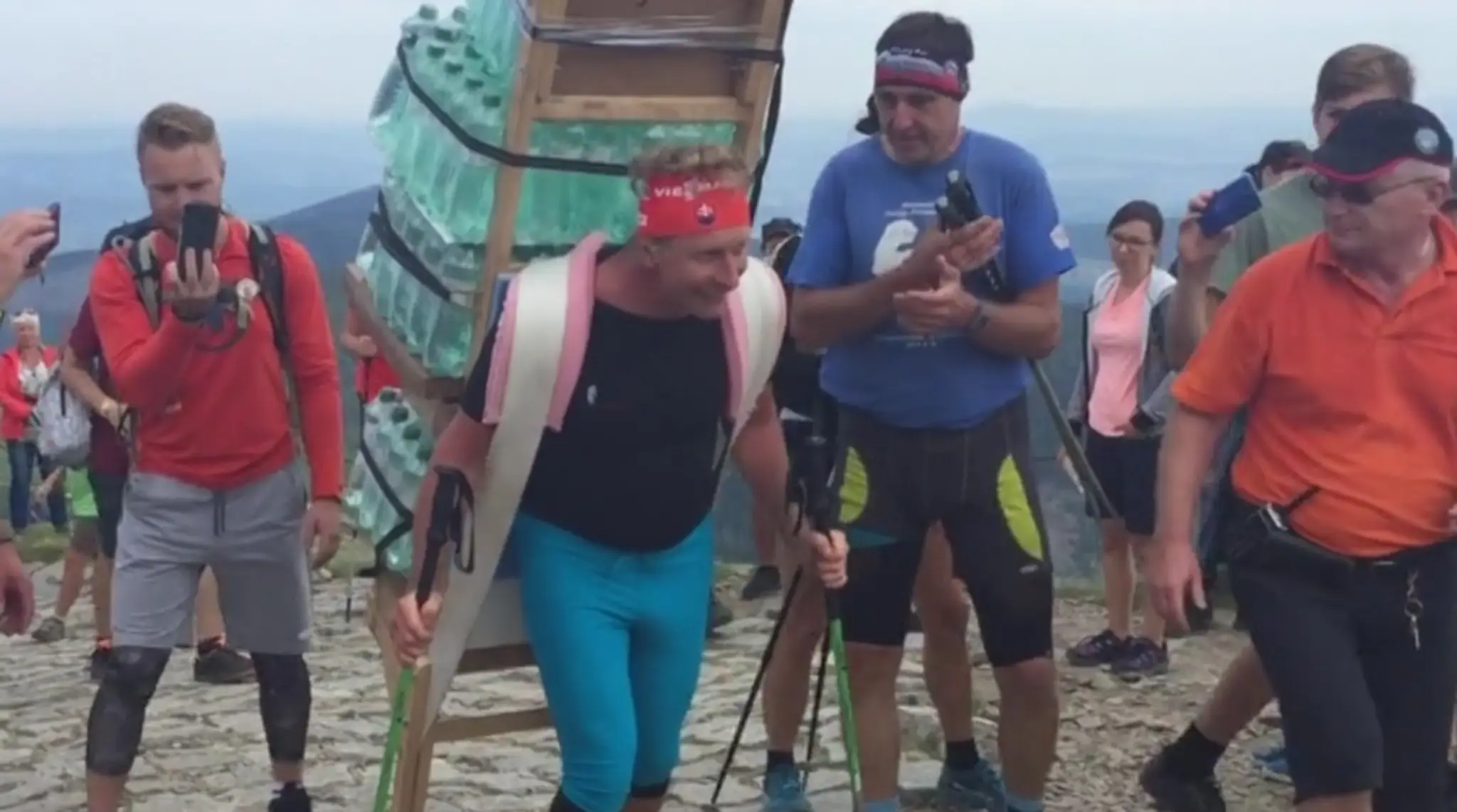 Slovenský horský nosič Vladimír Hyžnay na Snežku vyniesol náklad s váhou 165,5 kilogramov.