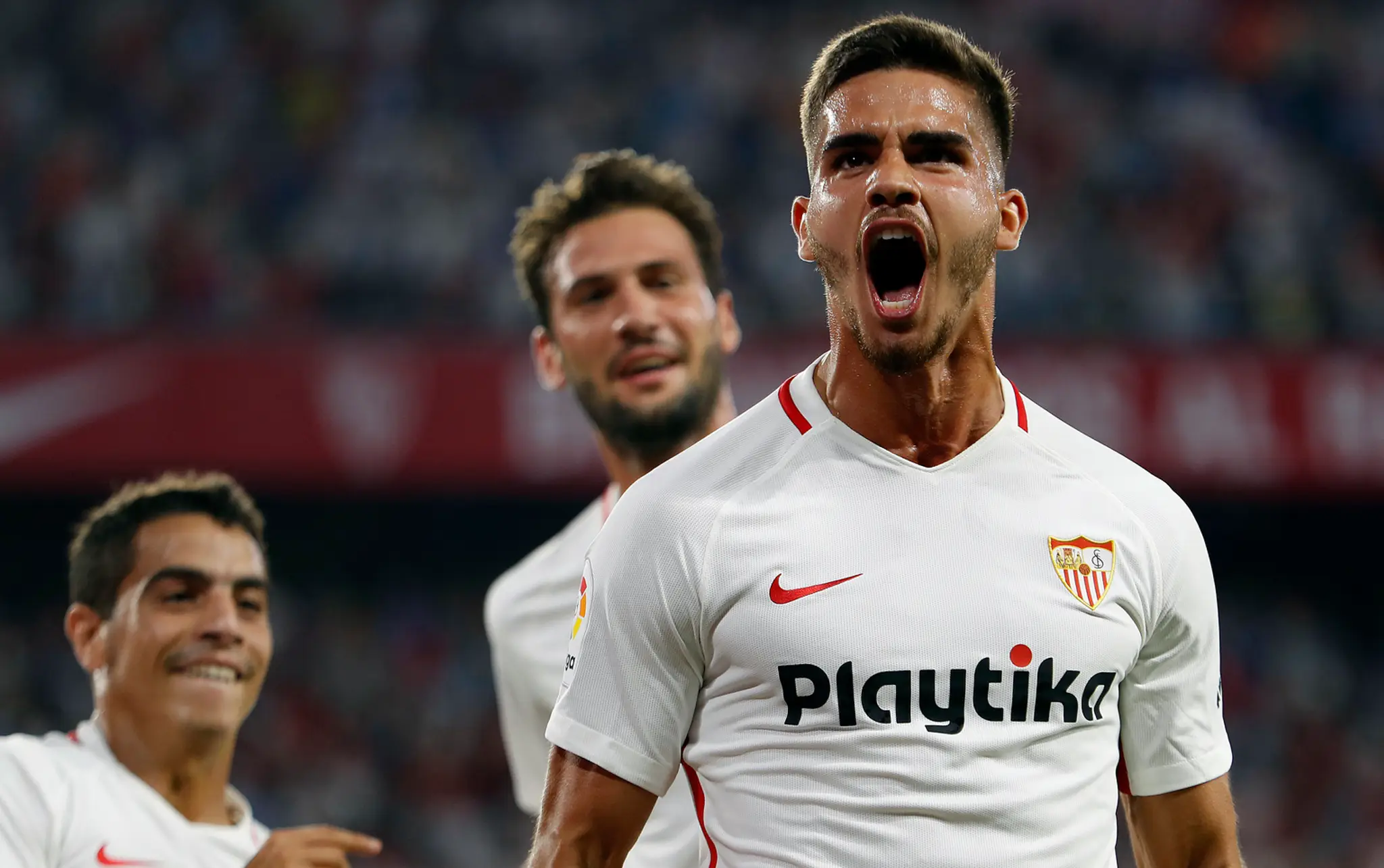 André Silva z FC Sevilla oslavuje gól proti Realu.