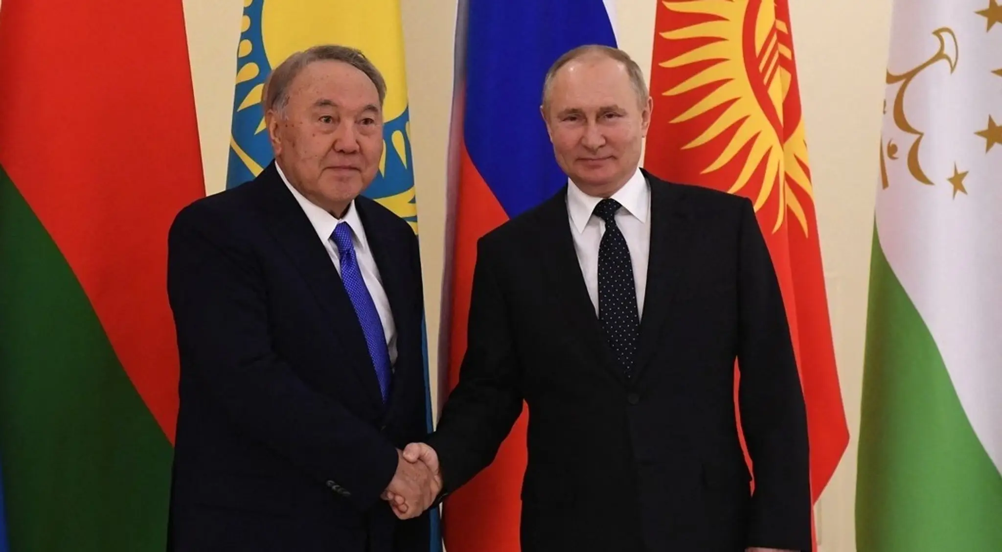 Bývalý kazašský prezident Nursultan nazarbajev a ruský prezident Vladimir Putin.