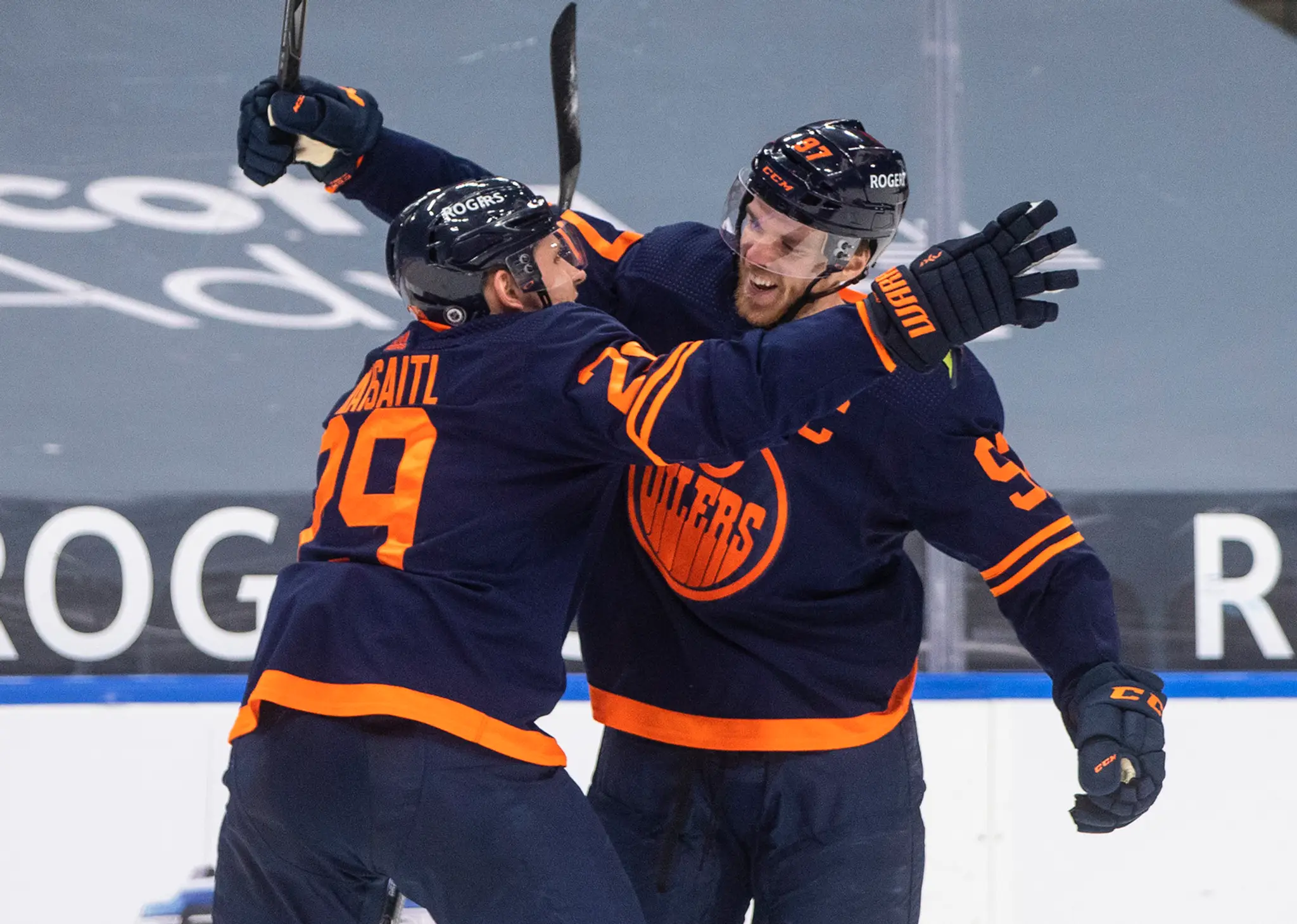 Connor McDavid oslavuje stý bod s Leonom Draisaitlom.
