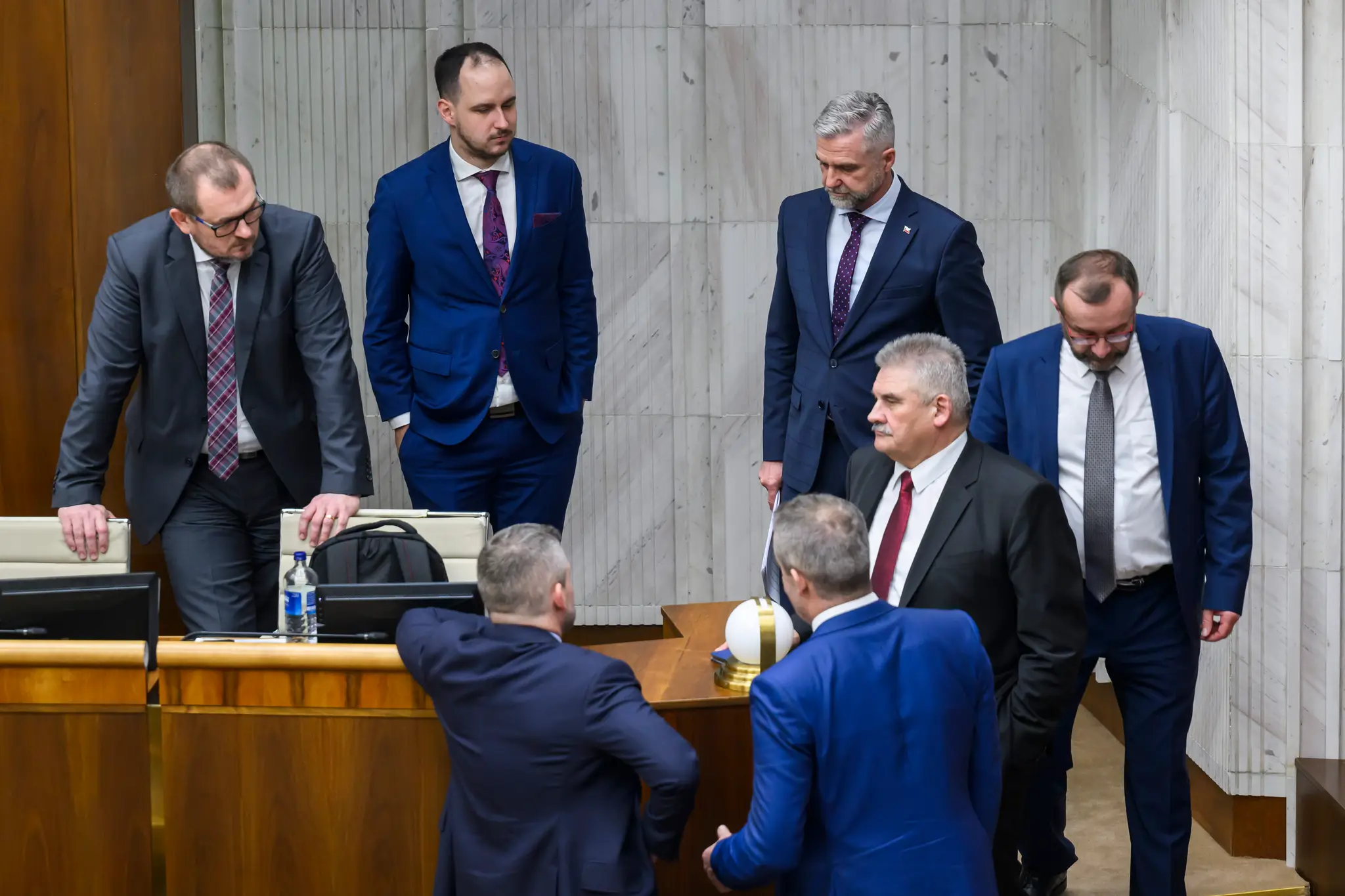 Druhý sprava predseda Výboru NR SR pre obranu a bezpečnosť Tibor Gašpar a tretí sprava poslanec Ján Richter diskutujú počas hlasovania o novele Trestného zákona.
