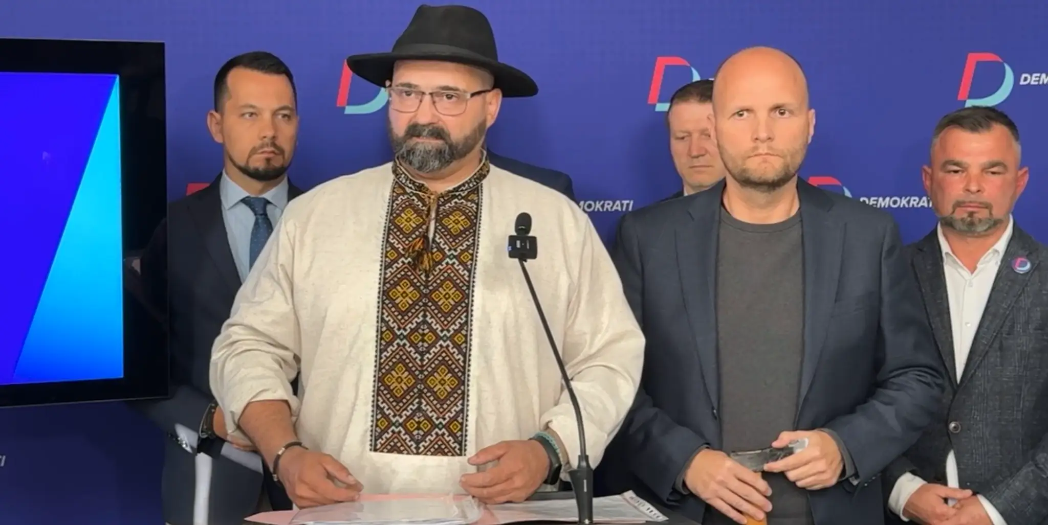 Obvinený aktivista Laťák na tlačovej konferencii strany Demokrati