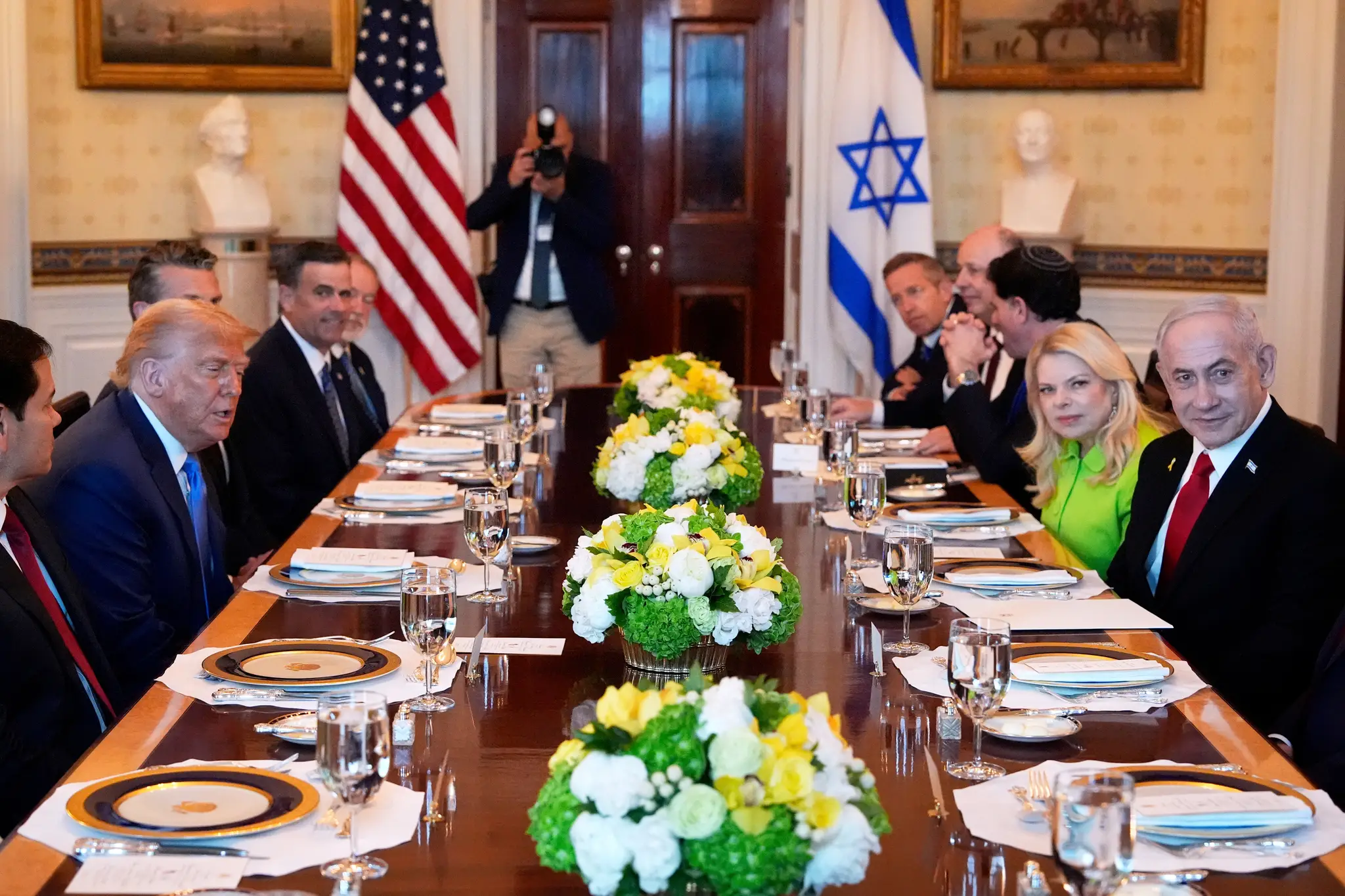 Americký prezident Donald Trump (druhý vľavo) a izraelský premiér Benjamin Netanjahu (vpravo) počas stretnutia v Modrej miestnosti Bieleho domu vo Washingtone.
