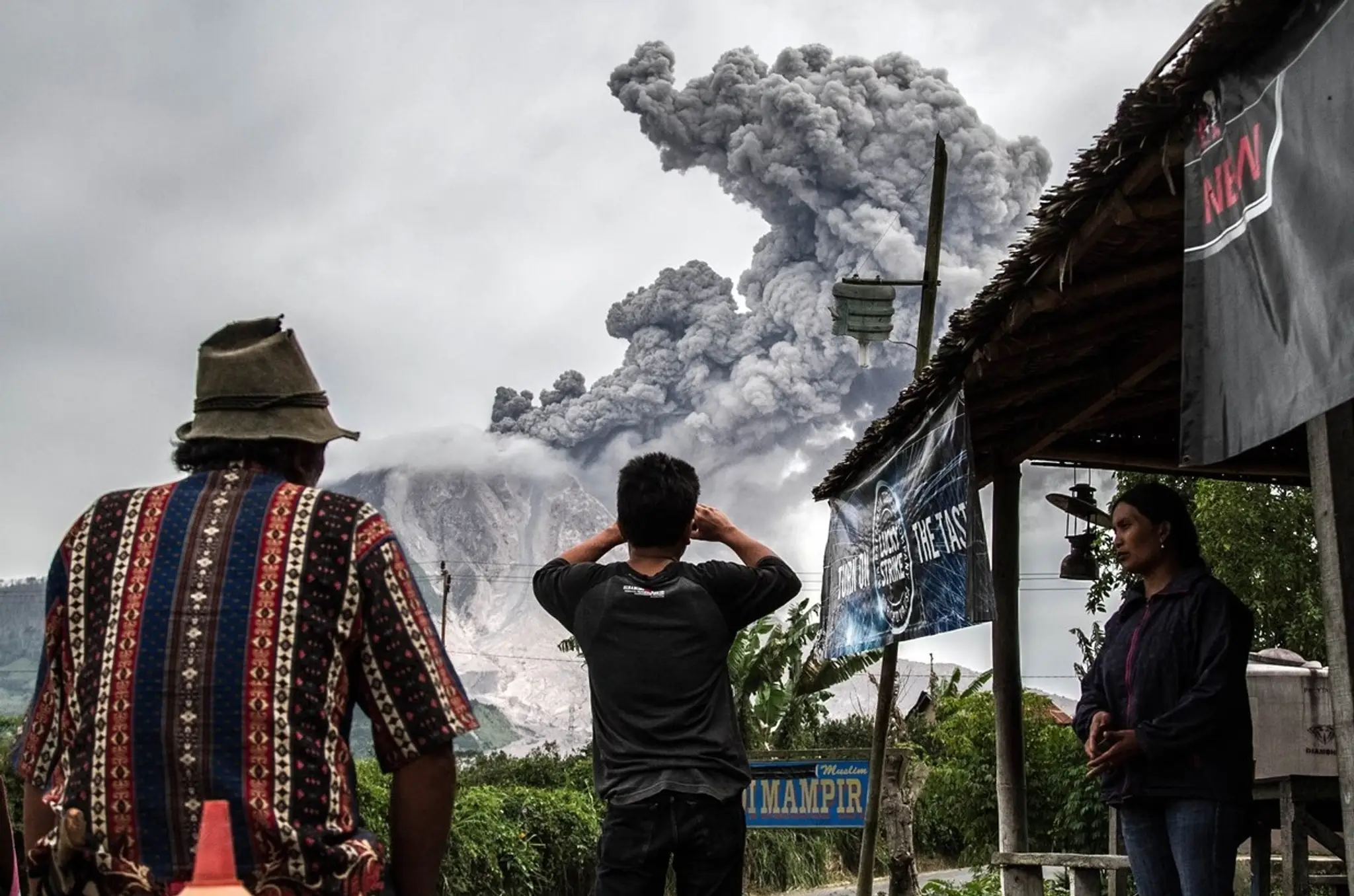Sopka Sinabung opäť chŕli lávu a popol.