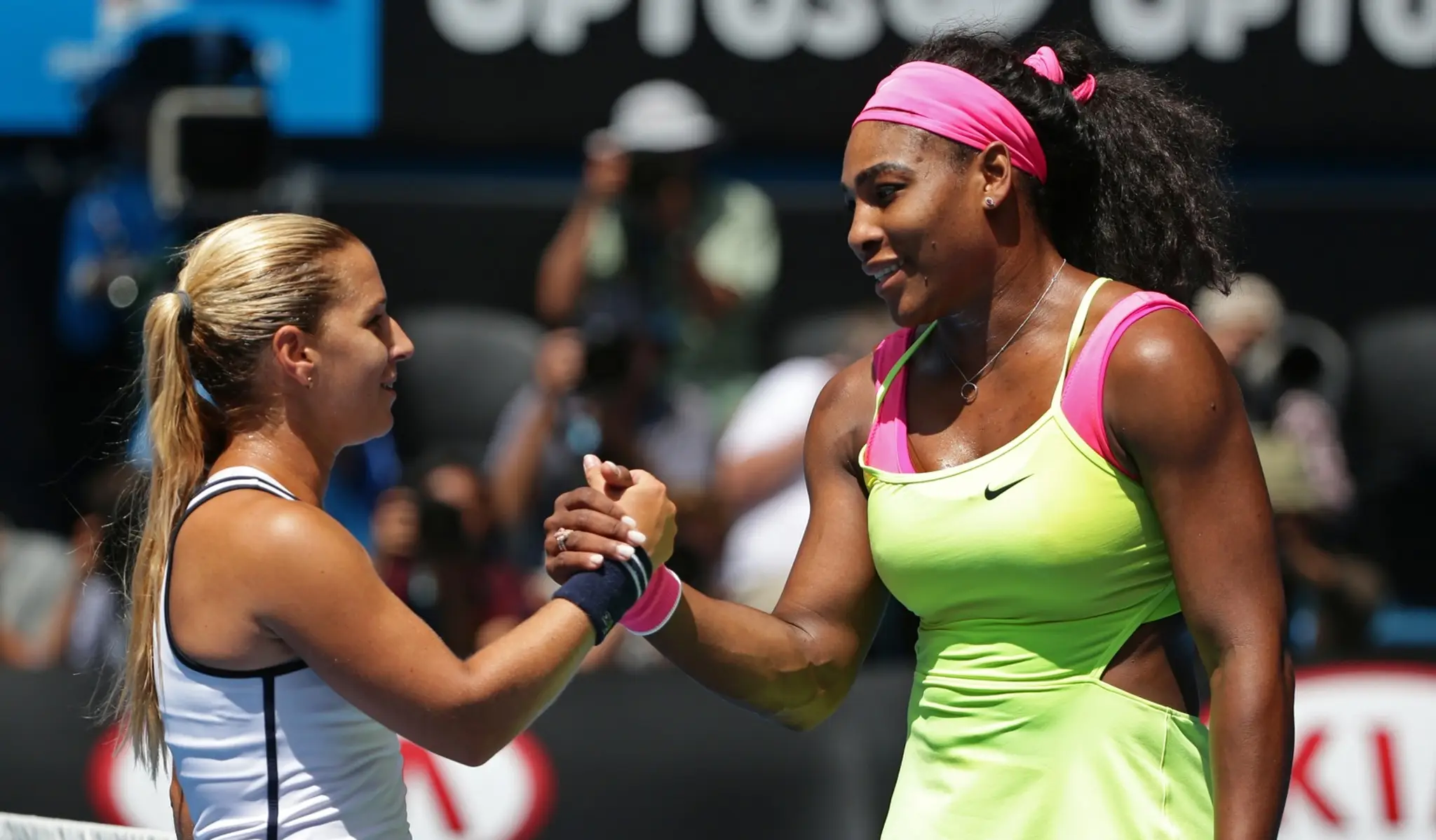 Dominika Cibulková a Serena Williamsová počas Australian Open 2015.