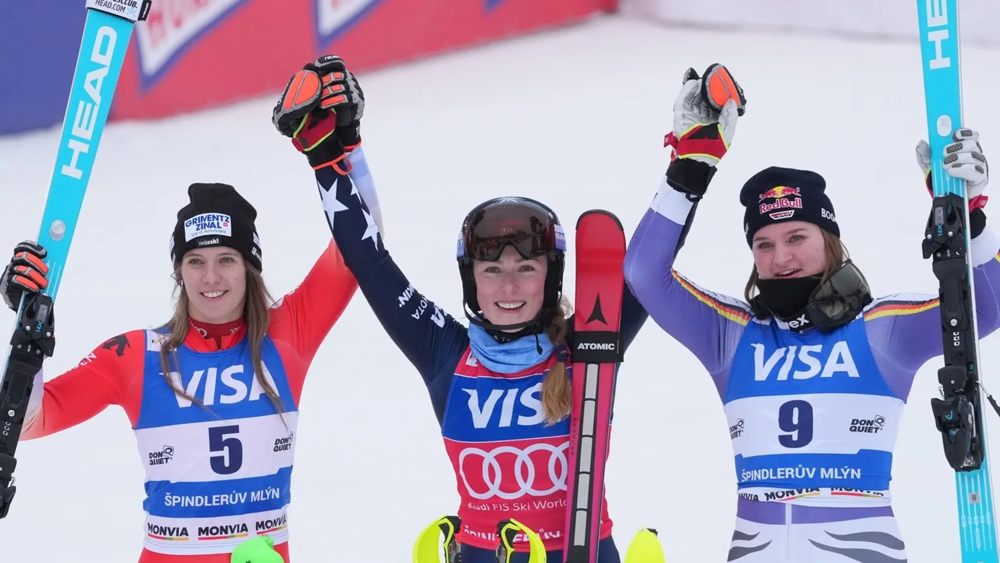 Mikaela Shiffrinová (uprostred)