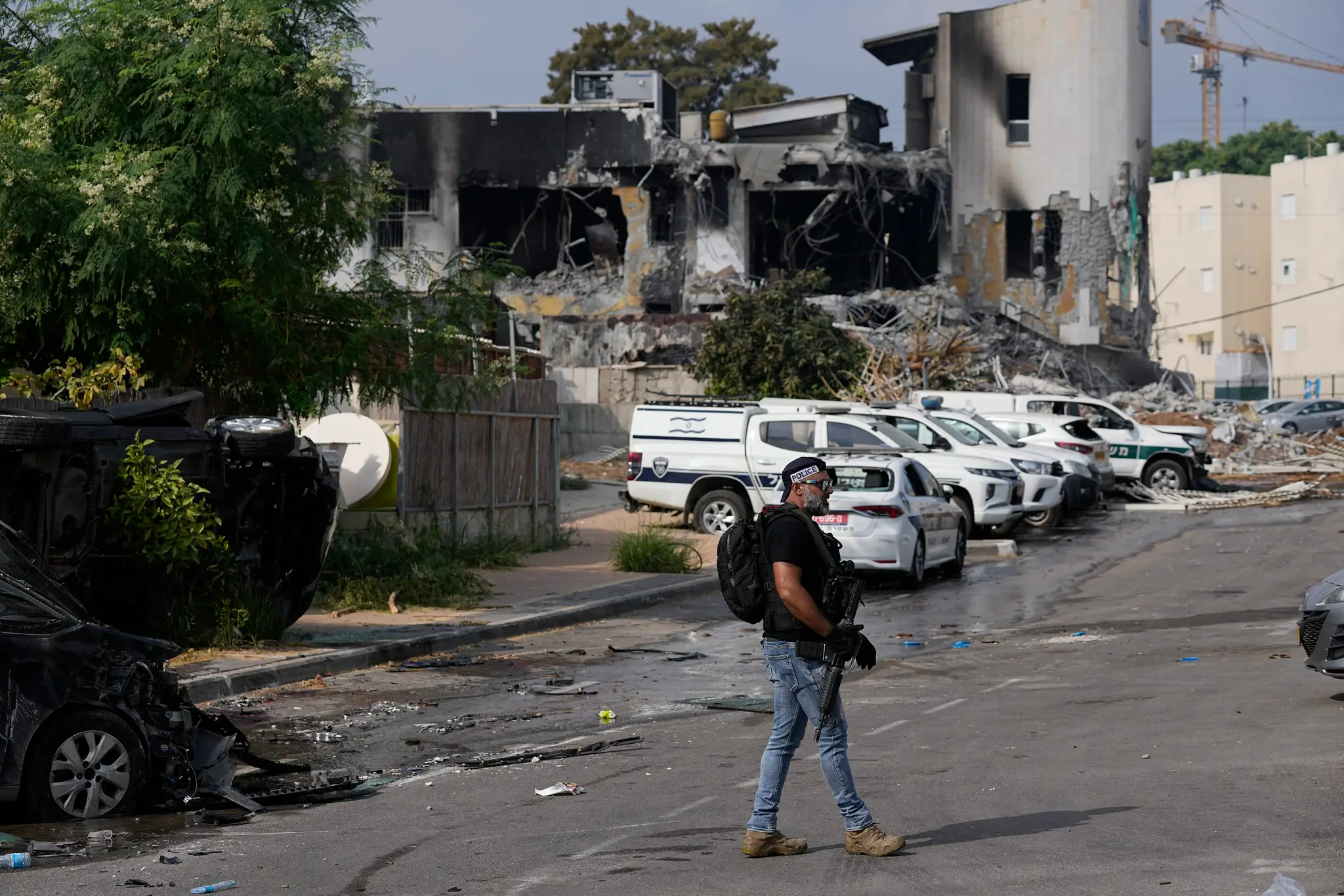Izraelský policajt stojí pred policajnou stanicou, ktorú v sobotu prepadli militanti z hnutia Hamas.