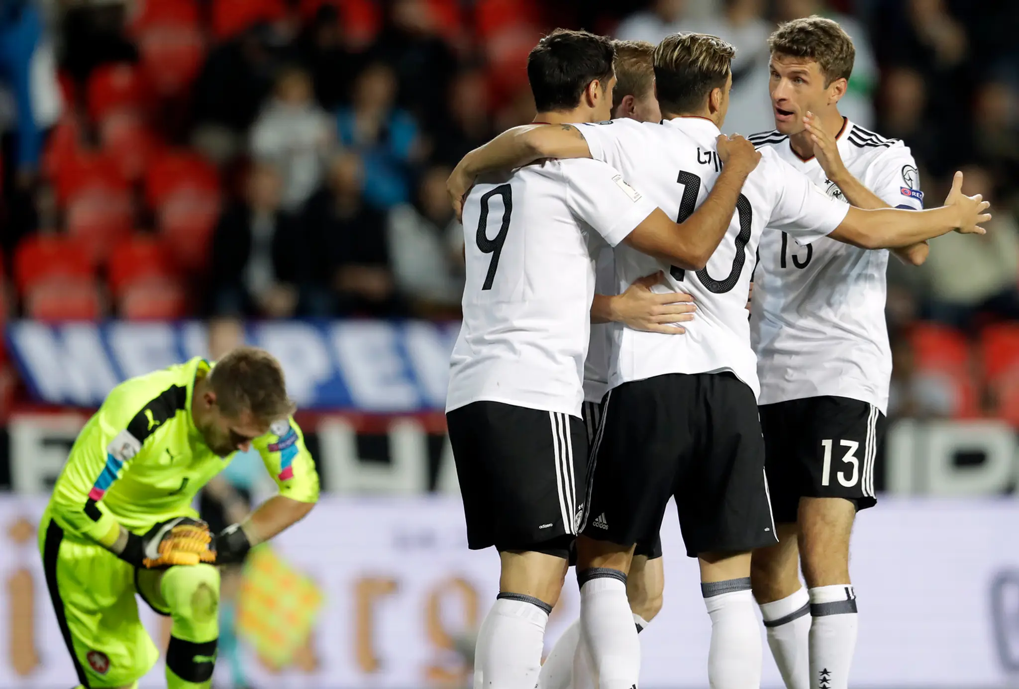 Nemecký hráč Thomas Müller (vpravo) oslavuje so spoluhráčmi úvodný gól do bránky Česka v kvalifikácii MS.