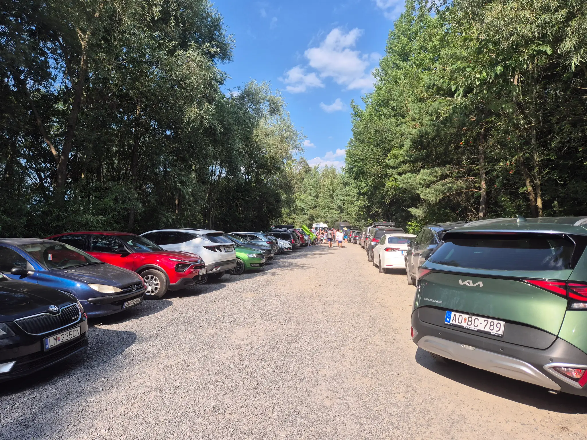 Preplnené parkovisko pri mestskej pláži v Liptovskom Mikuláši