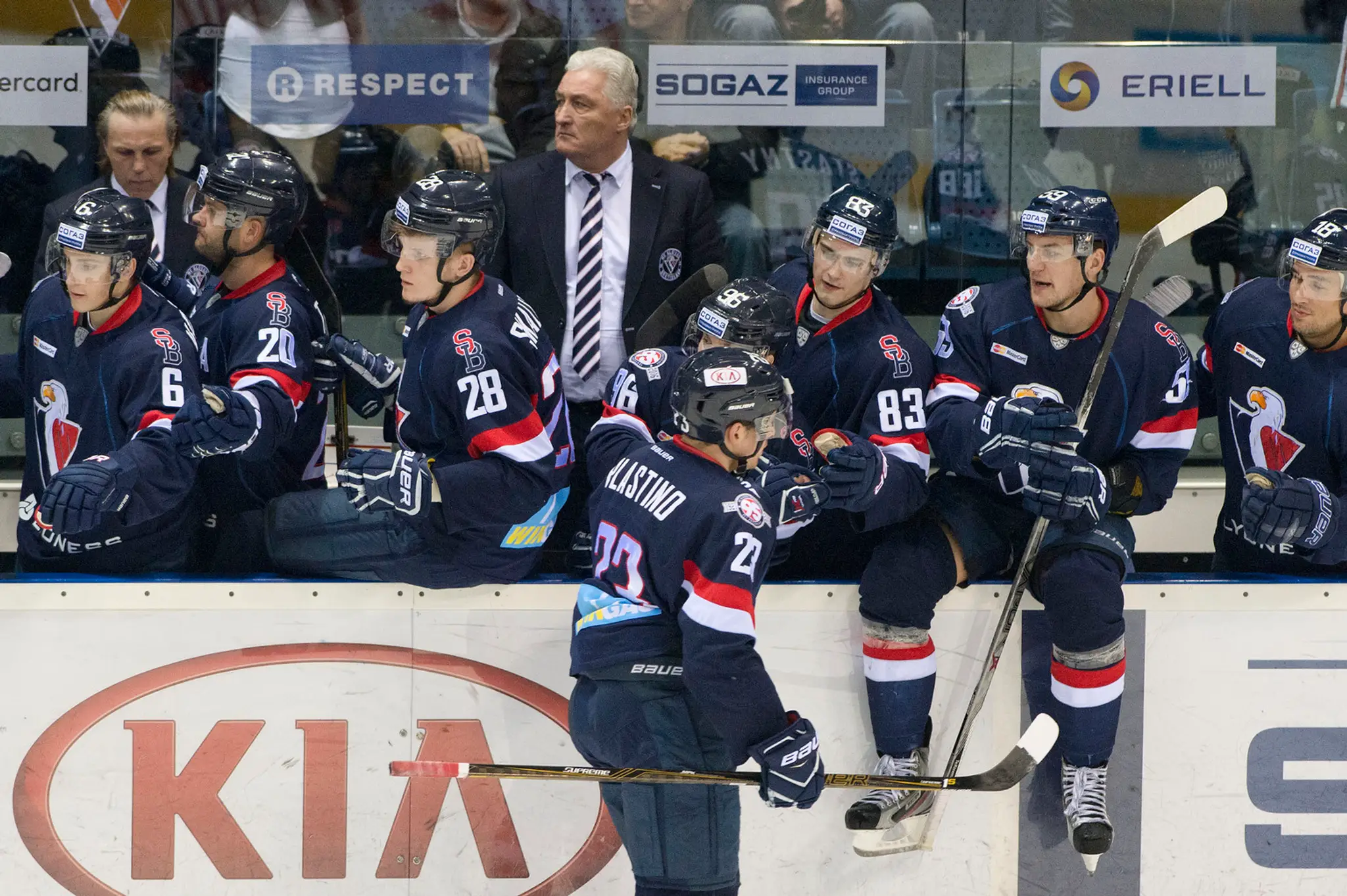 Striedačka Slovana Bratislava s koučom Milošom Říhom v zápase KHL proti Medveščaku.