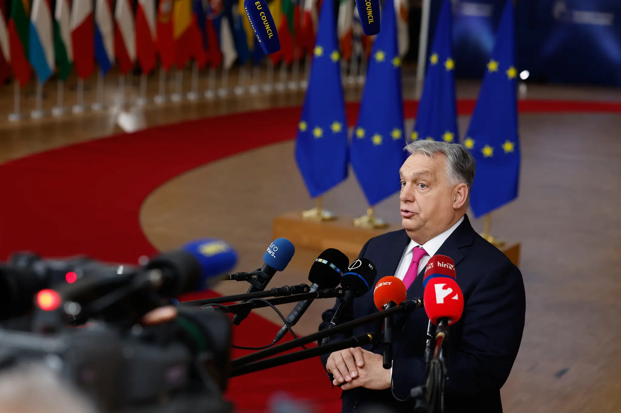  Maďarský premiér Viktor Orbán odpovedá na otázky novinárov v sídle Európskej rady pred summitom EÚ.