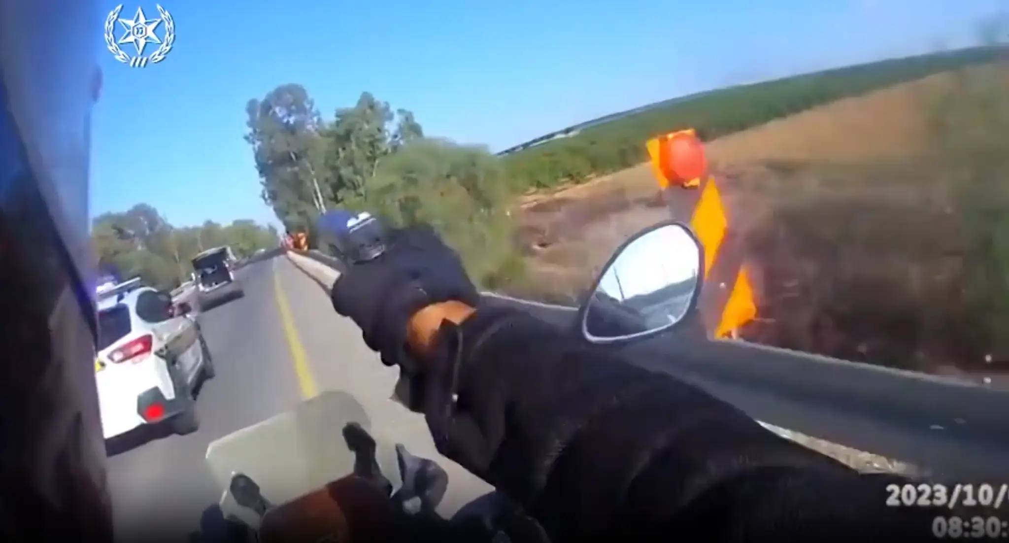 Policajt na motorke strieľa do teroristov.