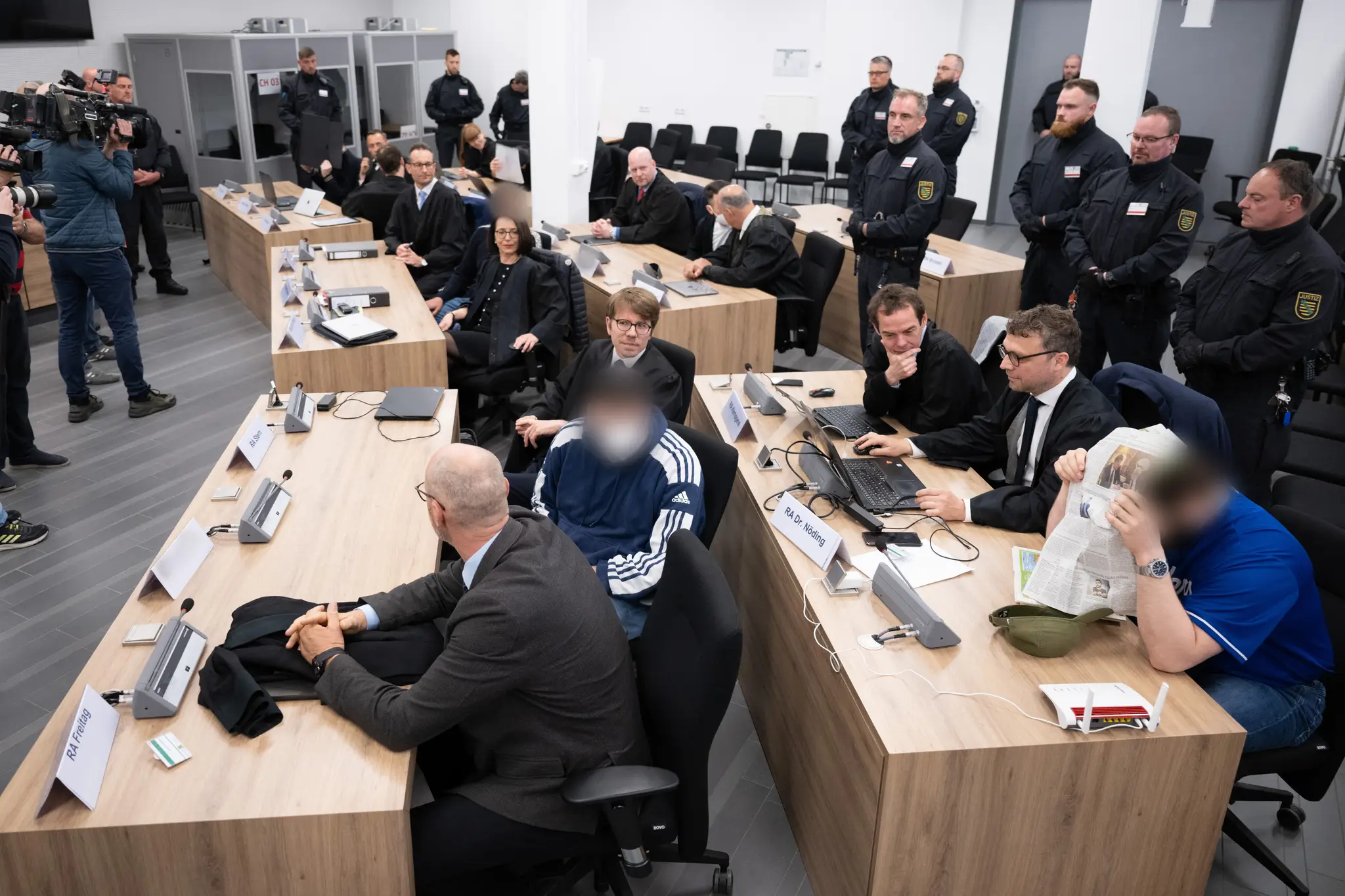 Obžalovaní v procese lúpeže šperkov z drážďanského múzea Zelená klenba sedia v pojednávacej miestnosti vedľa advokátov počas pokračovania procesu.