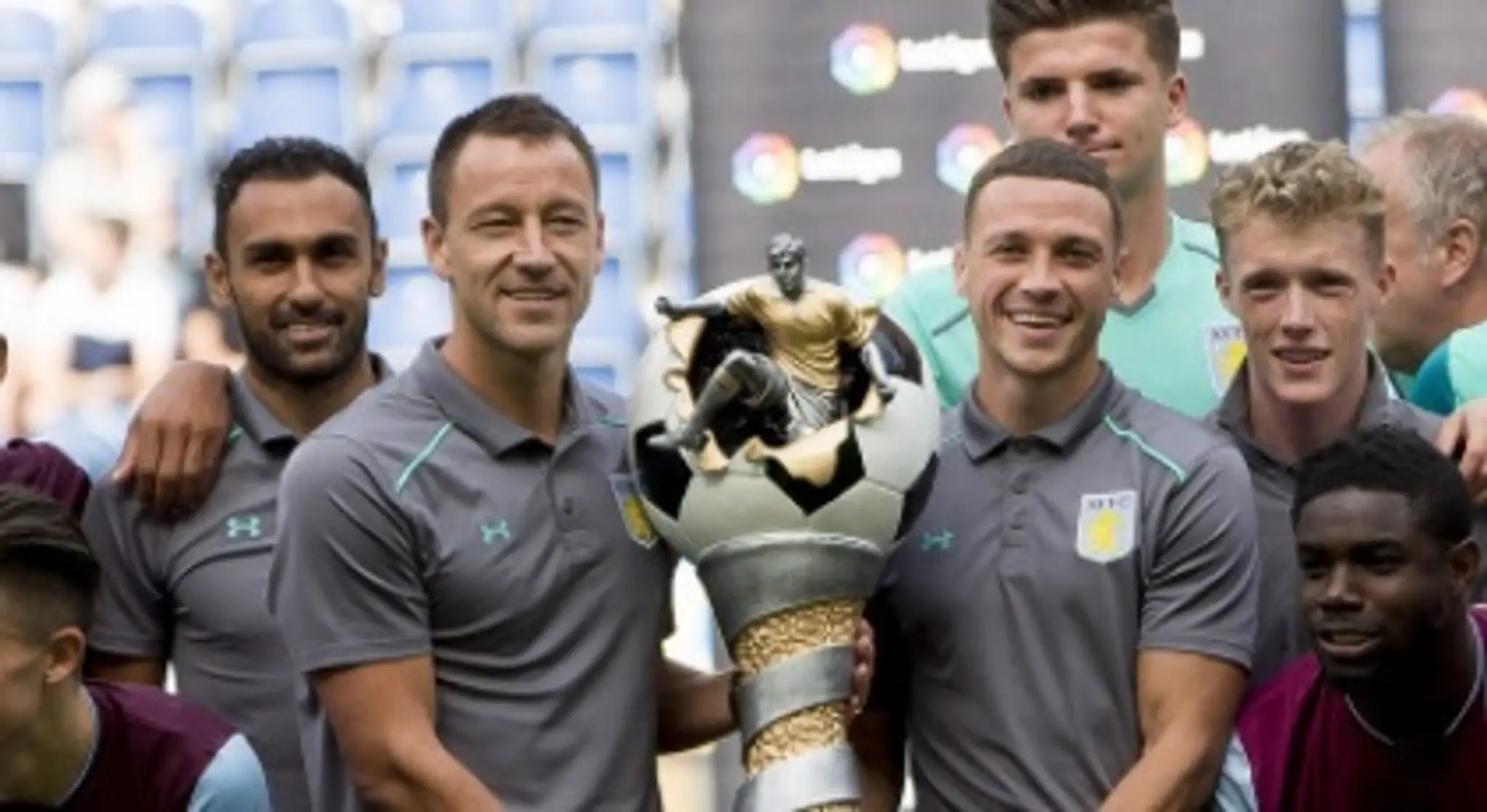 John Terry a James Chester s trofejou pre víťaza Cup of Traditions.