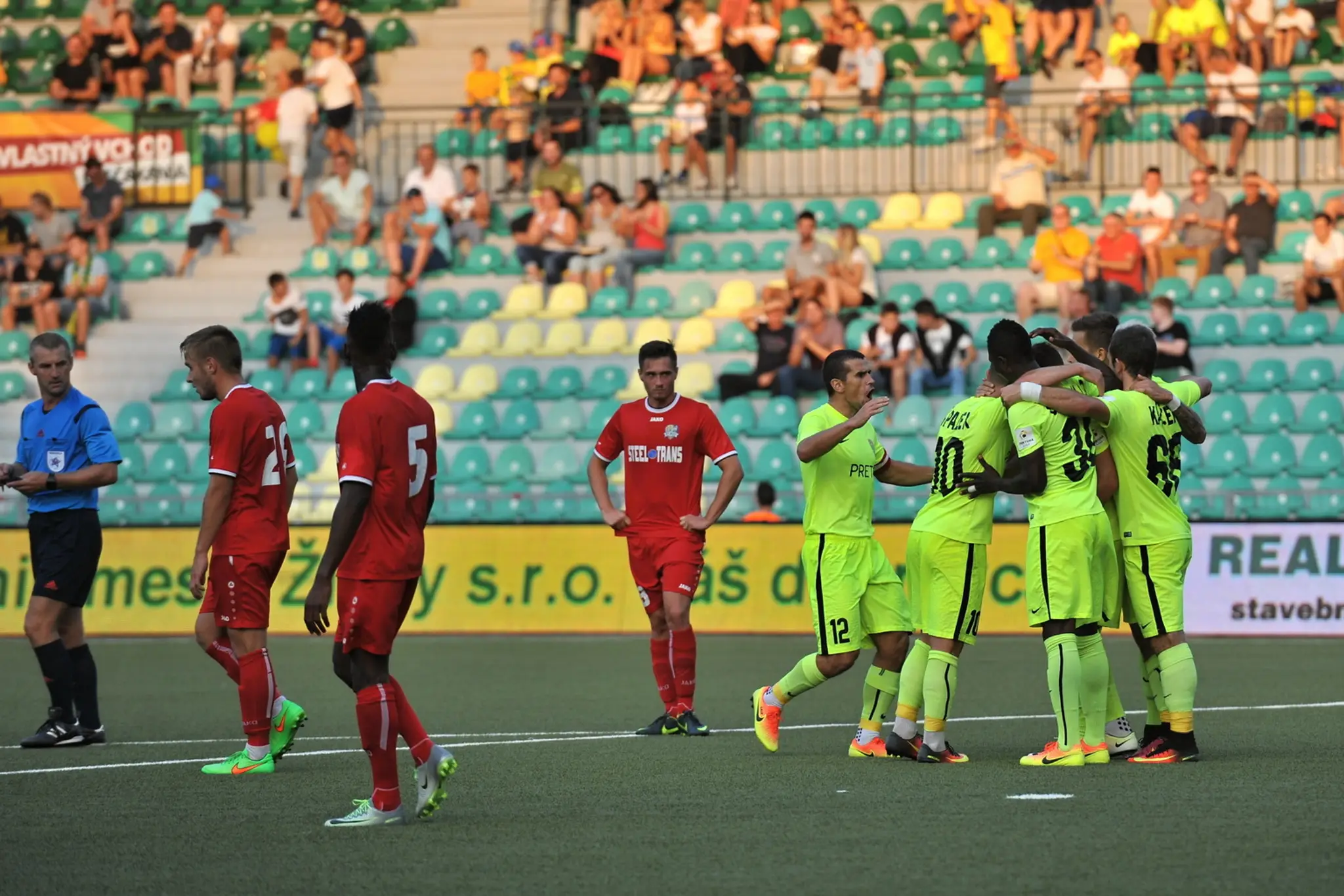 Radosť žilinských futbalistov po góle v zápase 3. kola Slovenského pohára - Slovnaft Cupu MŠK Žilina - FC VSS Košice.