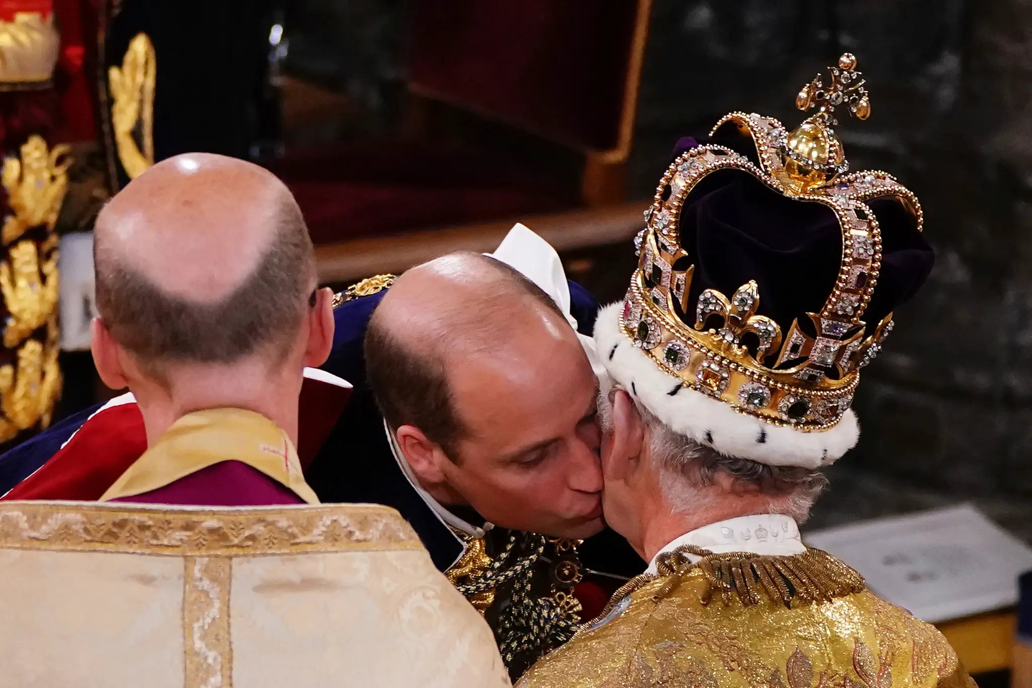 Princ William vzdáva hold Karolovi III.