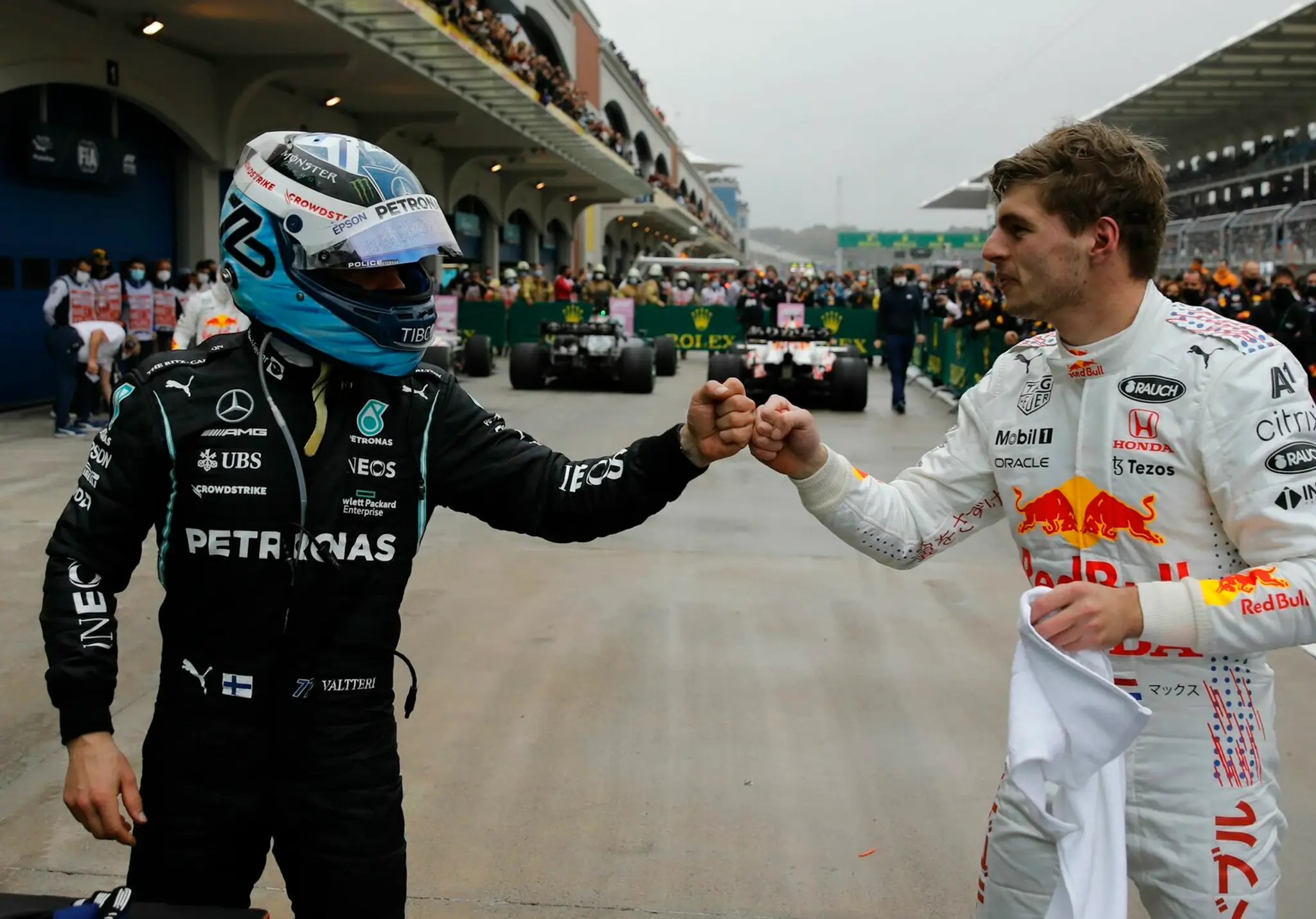 VíŤaz  Bottas sa zdraví s druhým Verstappenom.