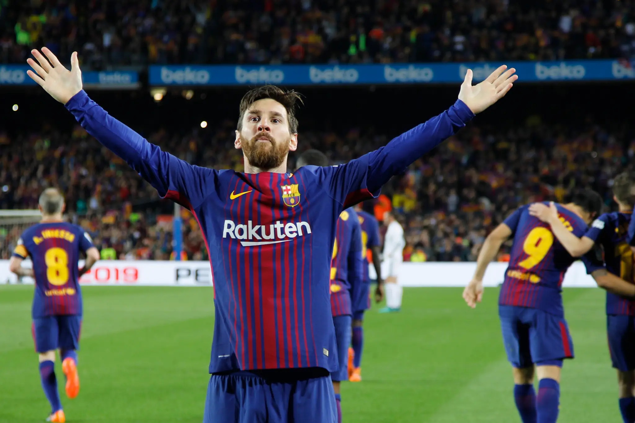 Lionel Messi z Barcelony oslavuje svoj zásah v zápase proti Realu Madrid.
