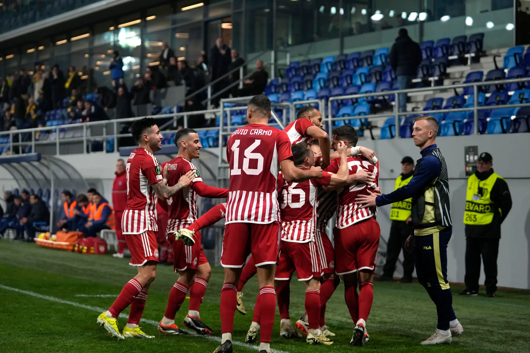 Futbalisti Olympiakosu sa tešia po strelení gólu