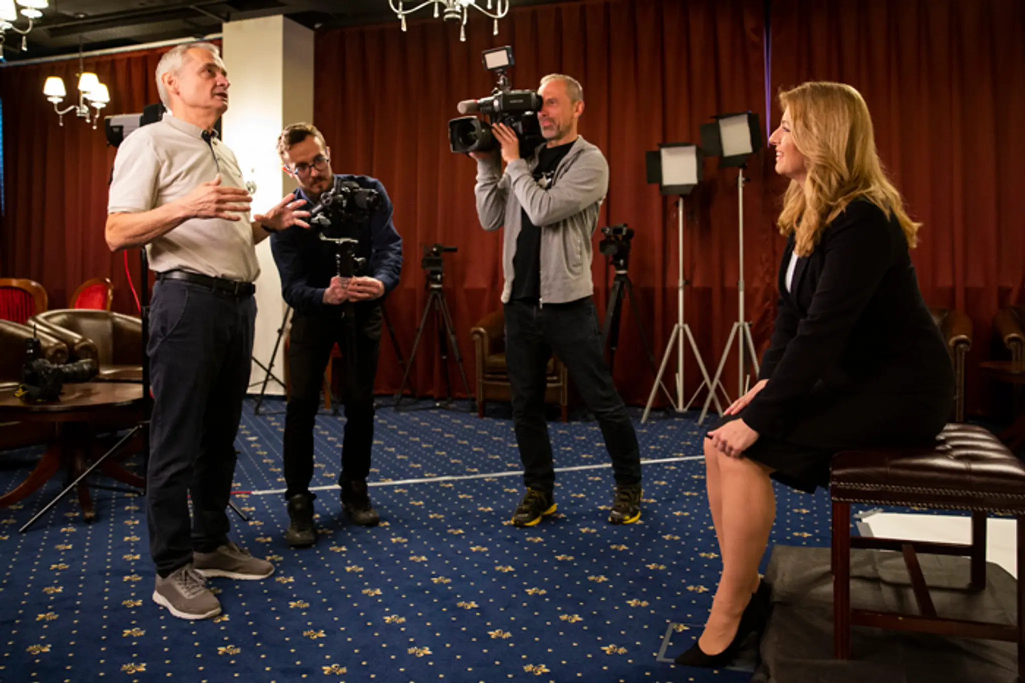 Zuzana Čaputová odpovedá na otázky novinárov po fotení oficiálneho portrétu.