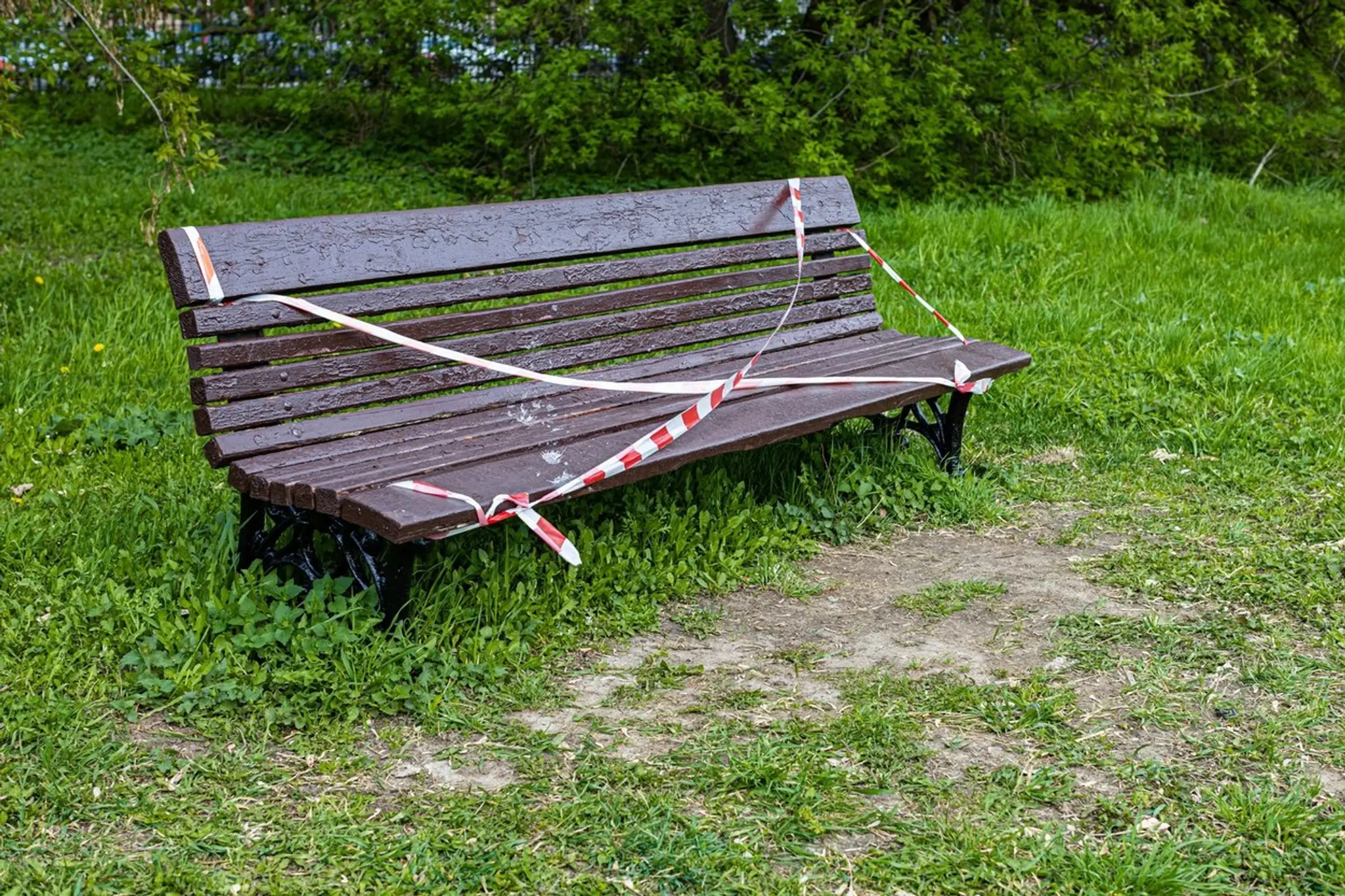 Čerstvo natretá lavička
