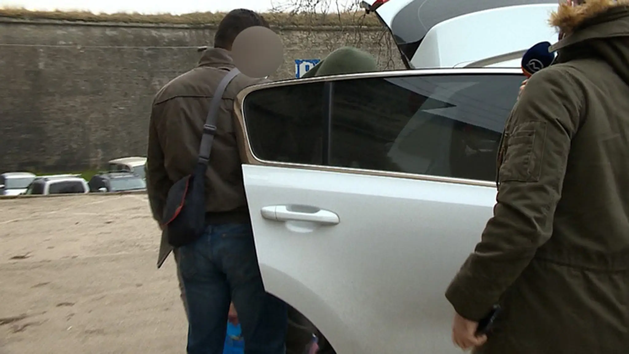 Martin Kvietik po prepustení nastúpil do policajného auta.