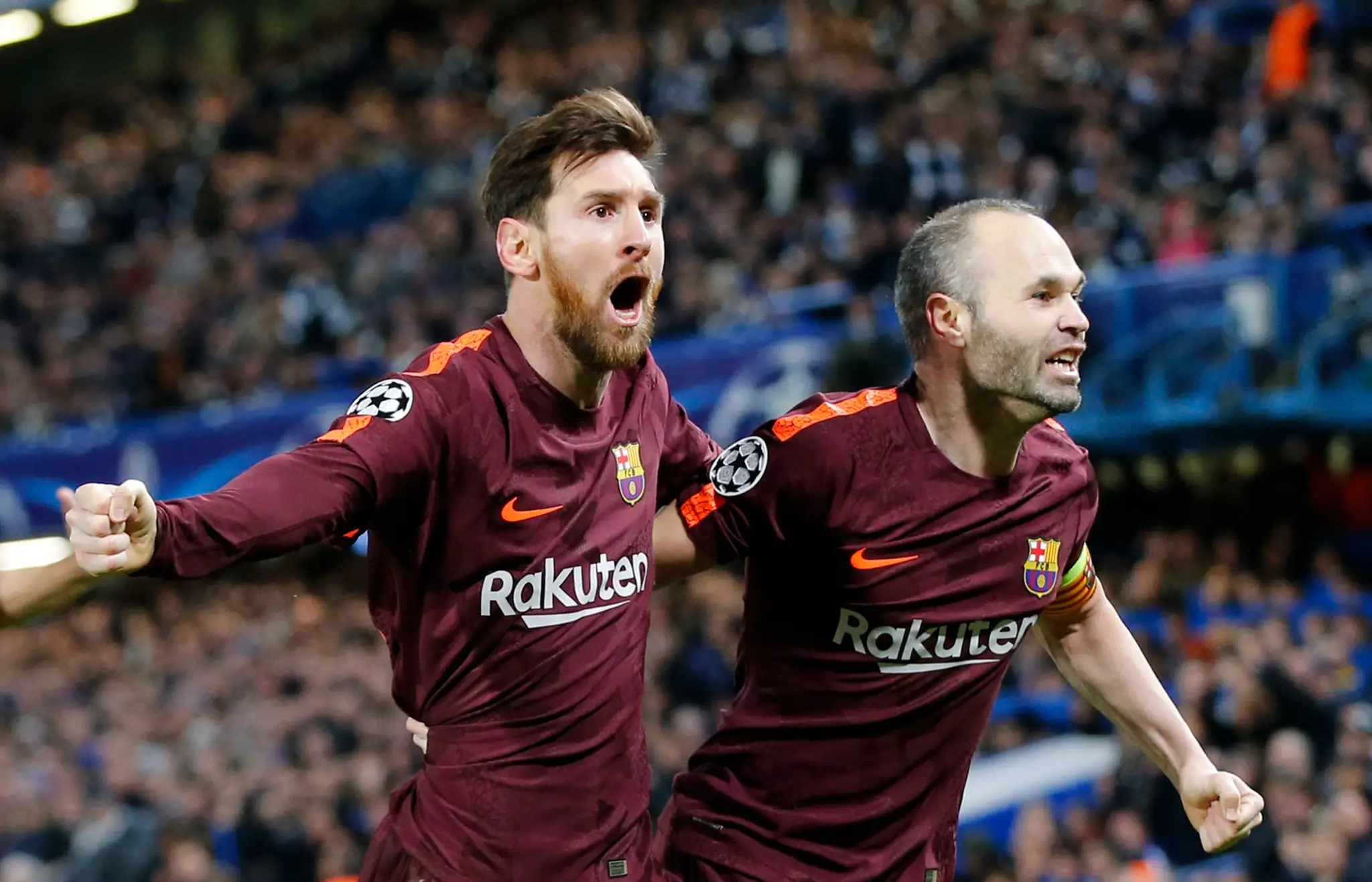 Radosť hráčov Barcelony po góle na pôde Chelsea v prvom osemfinále LM - vľavo Messi a Iniesta.
