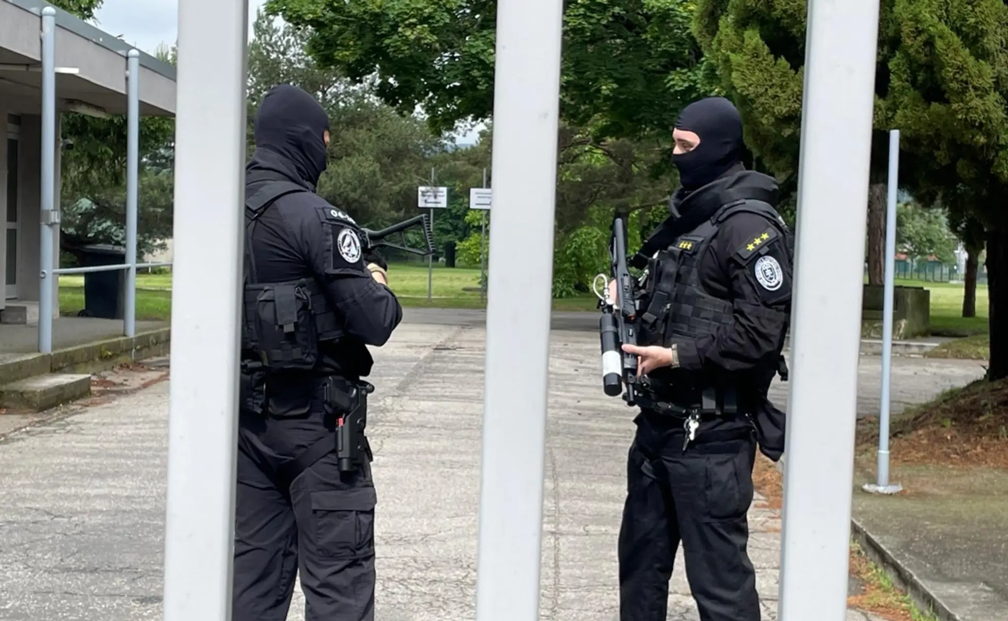 Prísne bezpečnostné opatrenia na Špecializovanom trestnom súde v Pezinku.