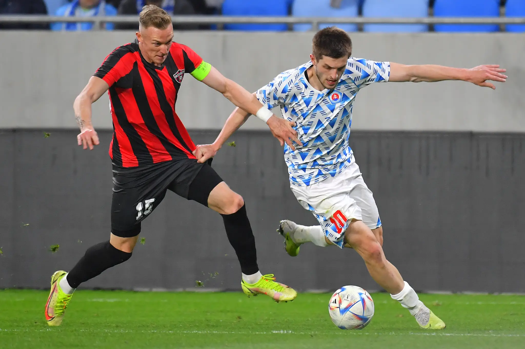 Zľava Roman Procházka (Trnava) a Giorgi Čakvetadze (Bratislava) v zápase 7. kola skupiny o titul futbalovej Fortuna ligy.