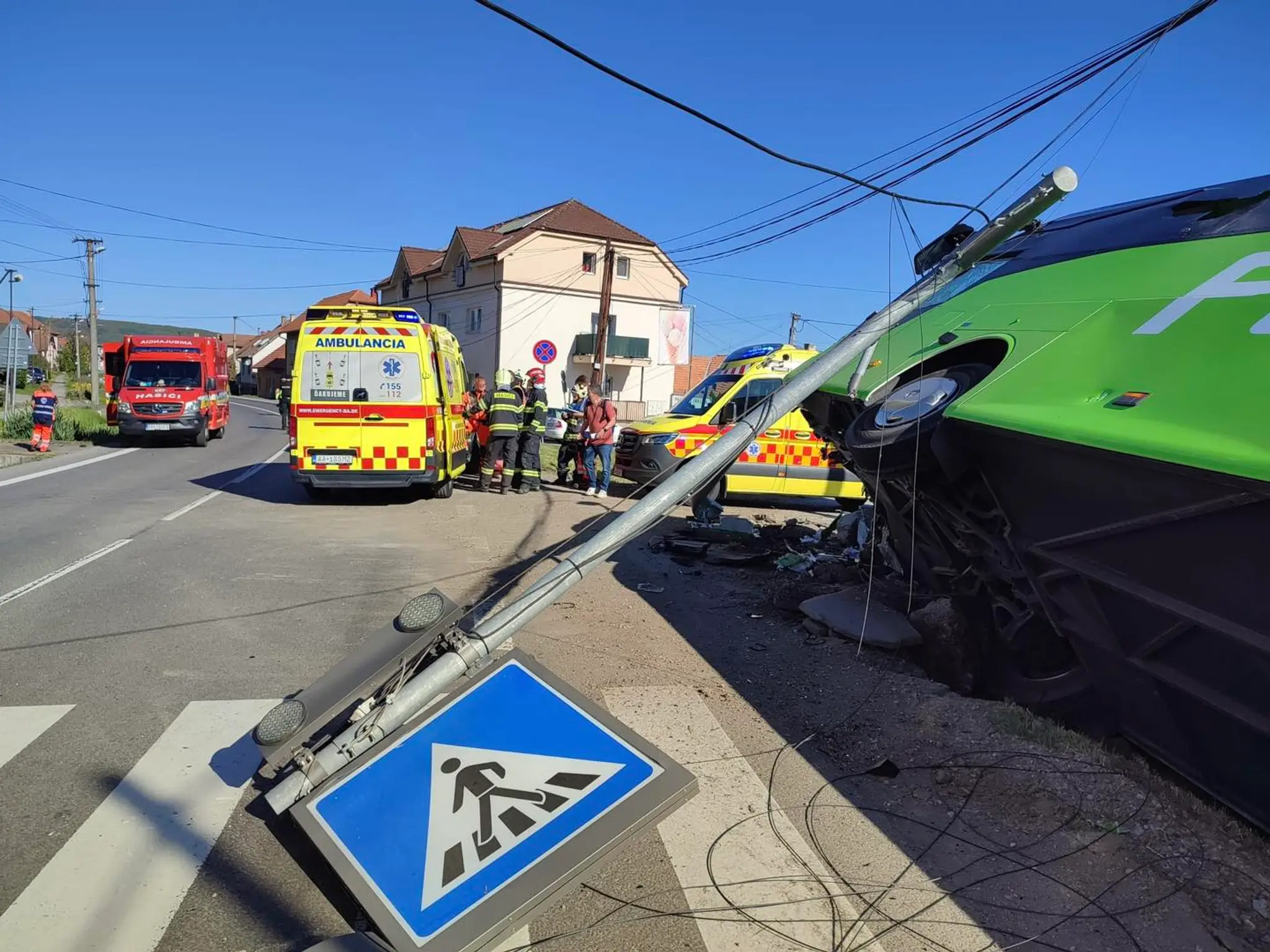 V obci Dobrá Niva havaroval autobus