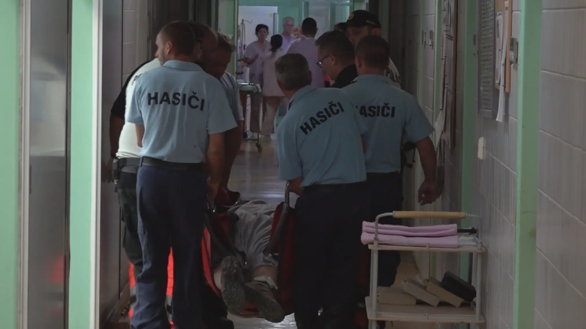 Hasiči pomáhajú extrémne obéznemu mužovi