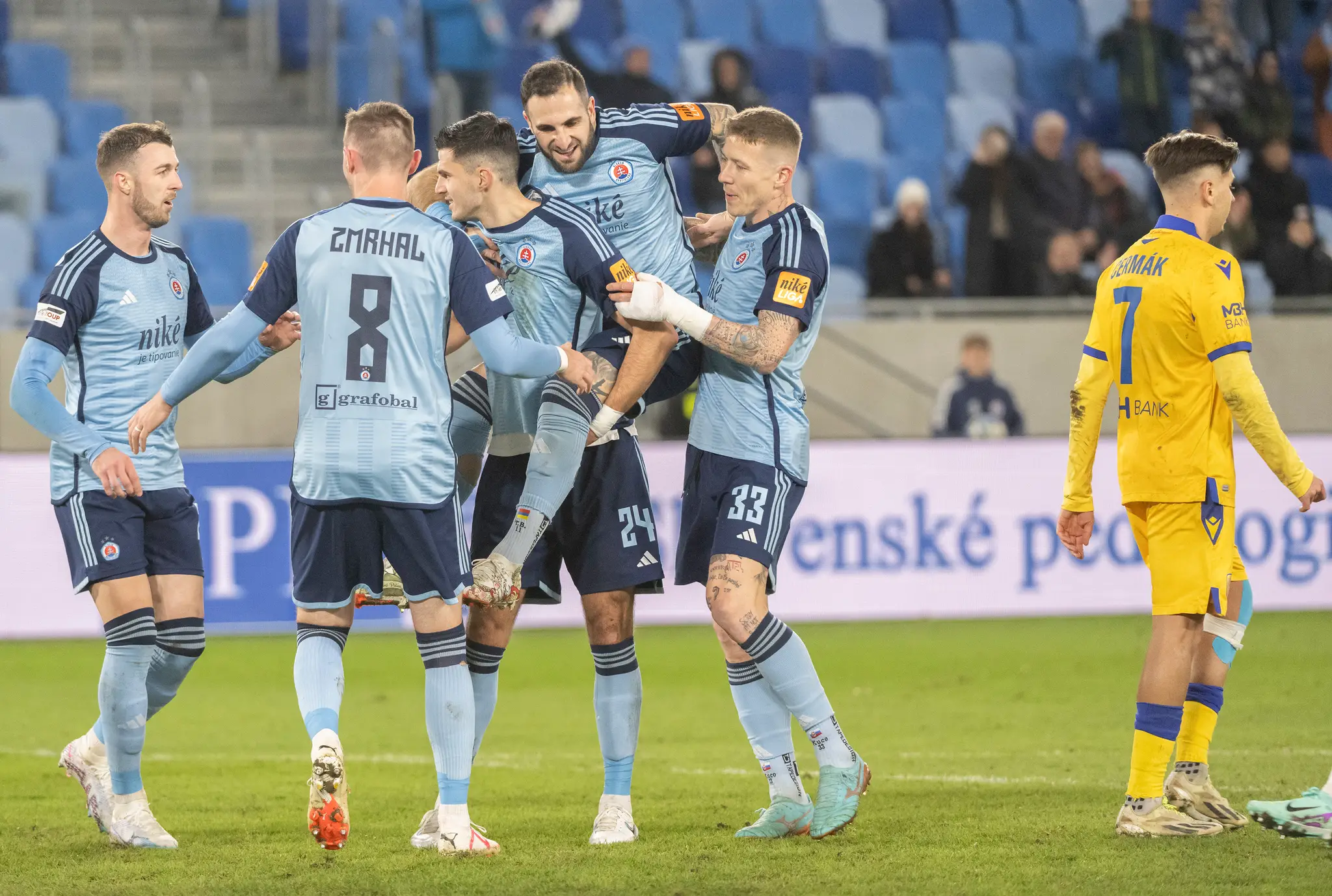 Futbalisti Slovana zľava Aleksandar Čavrič, Jaromír Zmrhal, Marko Tolič, Tigran Barseghjan, Juraj Kucka sa tešia z gólu proti DAC v 18. kole Niké ligy.